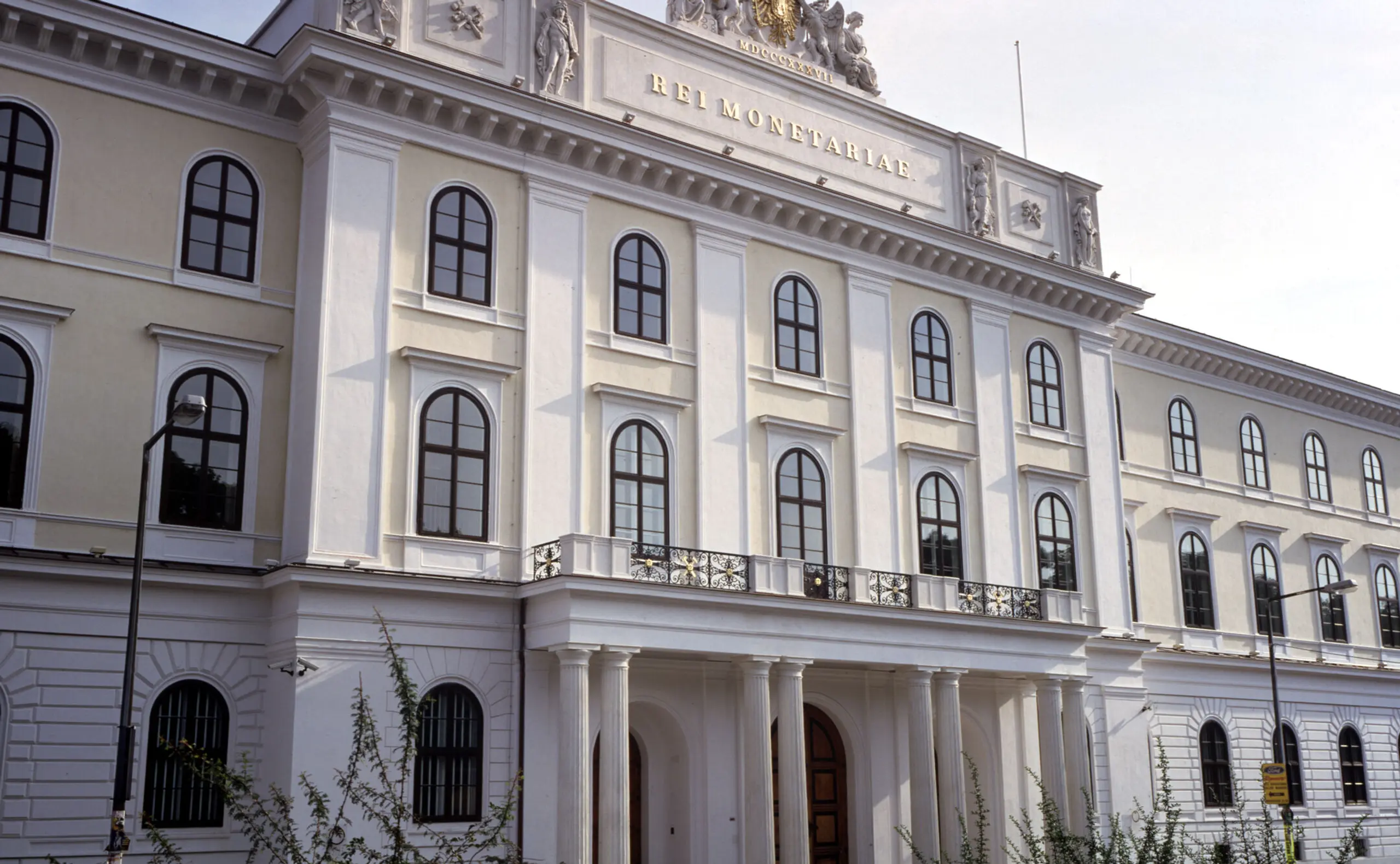 Haus des Geldes: Die Münze Österreich AG befindet sich im Herzen Wiens am Heumarkt 1 im 3. Wiener Gemeindebezirk. Seit 1837 werden hier Münzen geprägt. Hinter der historischen Fassade verbirgt sich eine der modernsten Prägestätten der Welt.