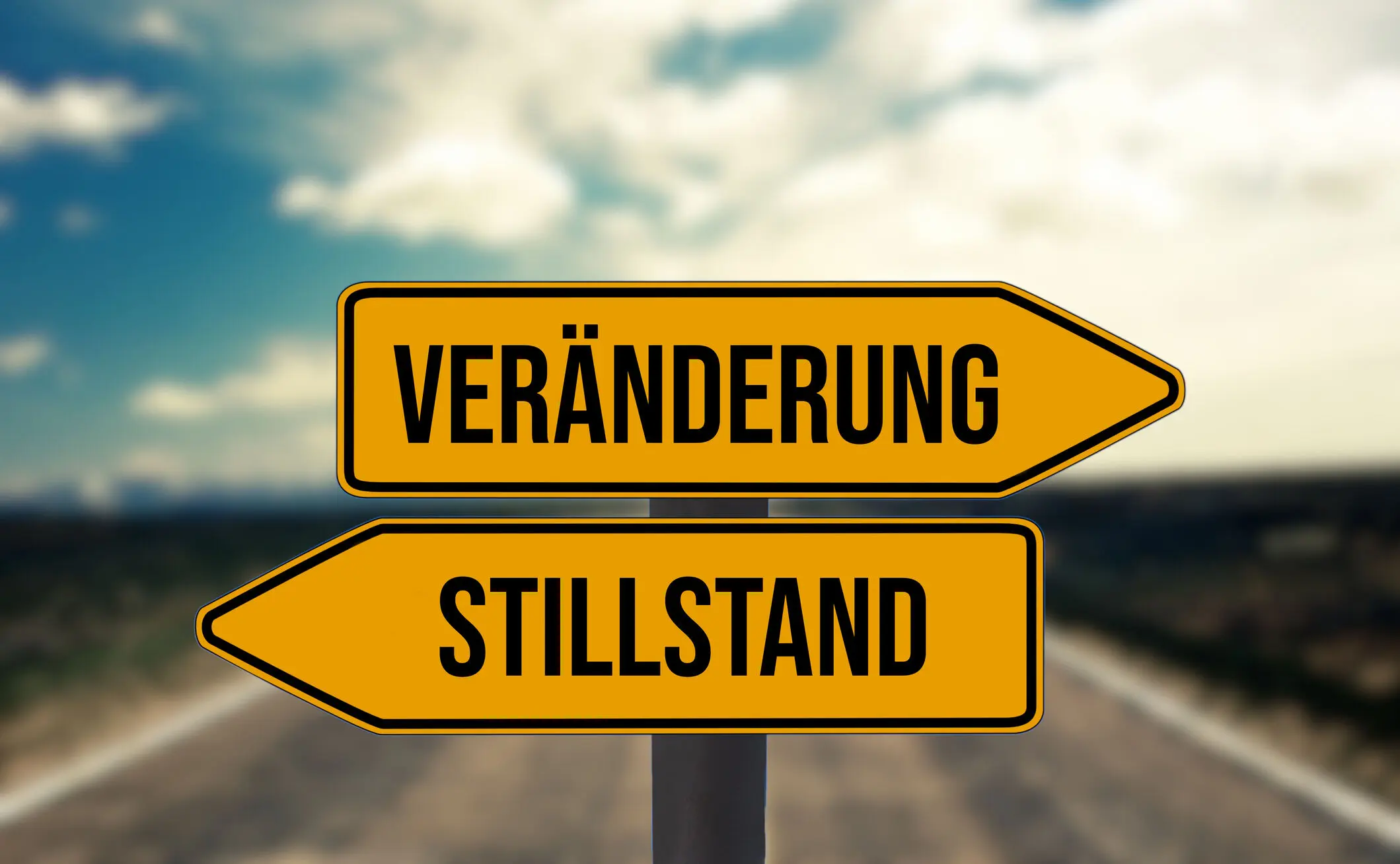 © Getty Images/iStockphoto Schilder mit der Aufschrift "Veränderung" und "Stillstand"