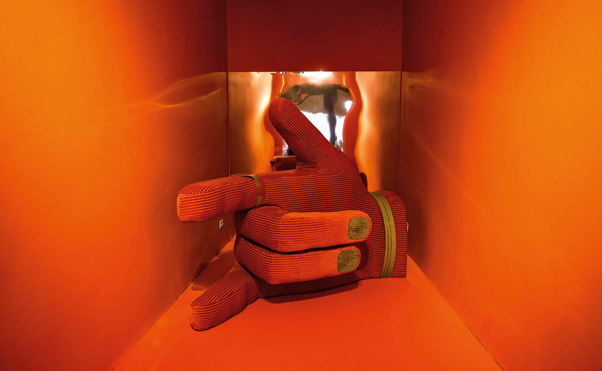 Österreich auf der Biennale. Mit dem Wiener Traditionsunternehmen Kohlmaier hat Jakob Lena Knebl einen Fauteuil in Form einer mit überdimensionalen Ringen und Armreifen geschmückten Hand entwickelt. ("Hold me now", 2021.)