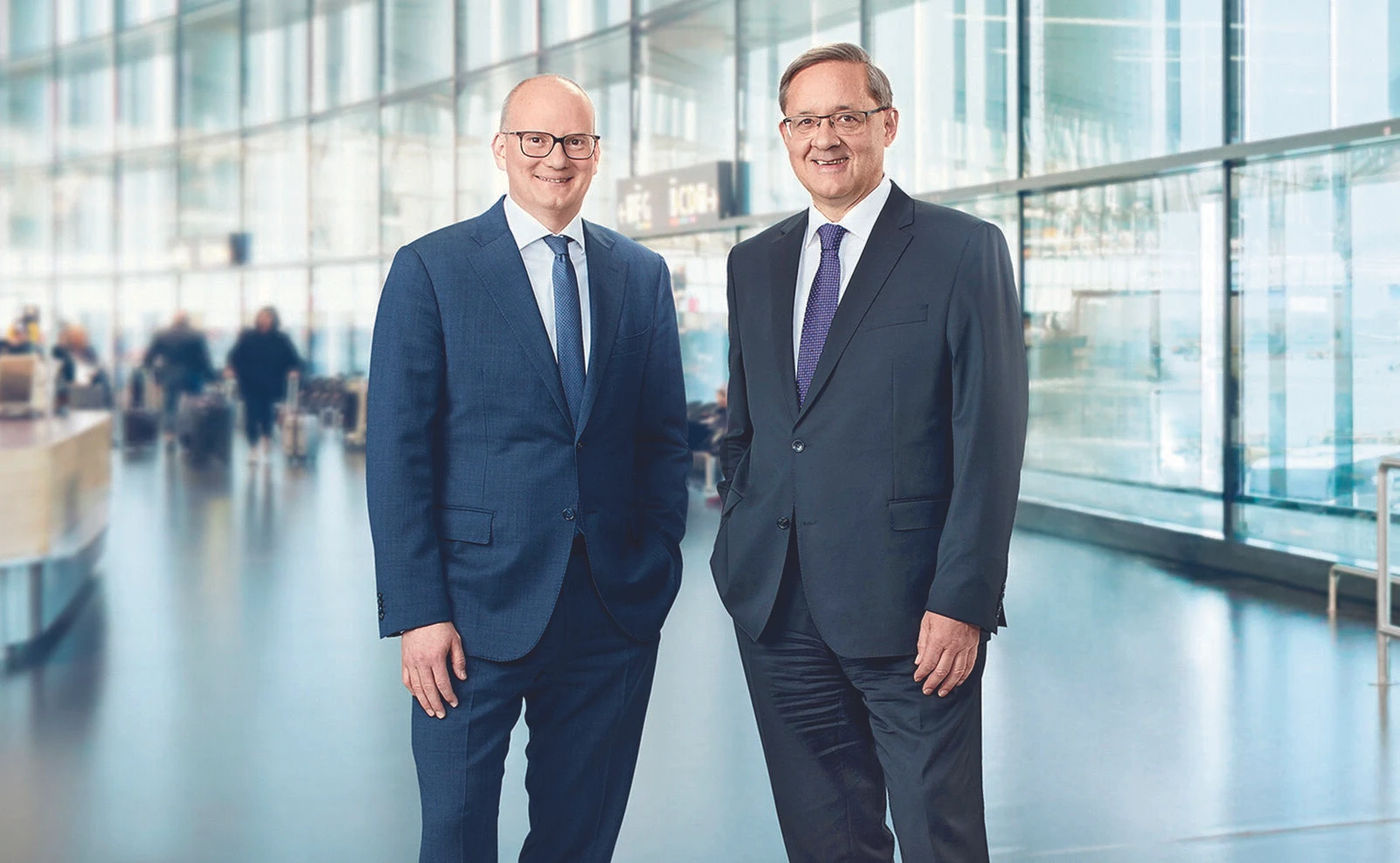 ZU DEN PERSONEN: JULIAN JÄGER leitet seit 2011 als Vorstand die Flughafen Wien AG. Als Chief Operating Officer (COO) verantwortet er beispielsweise die Luftfahrt, das Handling und die Bereiche Informationssysteme, Umweltmanagement, Revision und internationale Beteiligungen. | GÜNTHER OFNER ist seit 2011 Finanzvorstand (CFO) der Flughafen Wien AG. Der studierte Jurist war ab 1981 in verschiedenen Managementfunktionen tätig und ist seit 2022 auch Aufsichtsratsvorsitzender der ÖBAG.