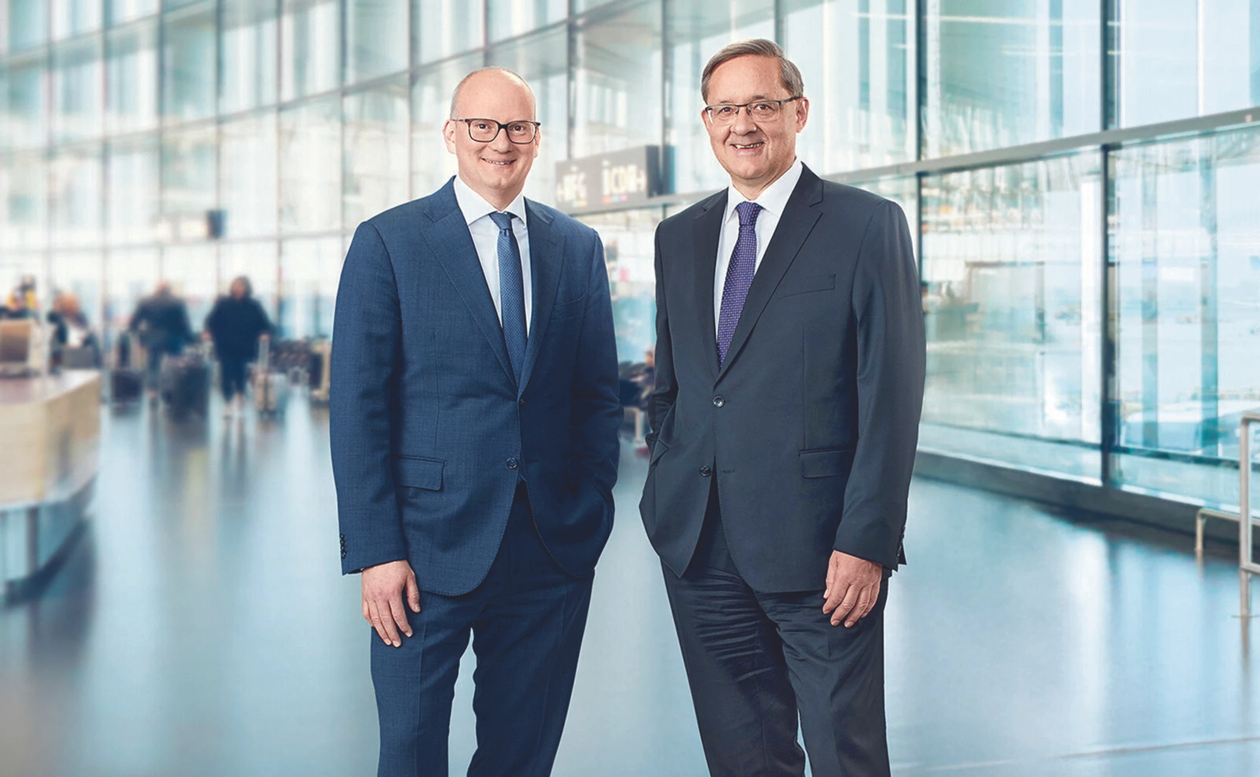 ZU DEN PERSONEN: JULIAN JÄGER leitet seit 2011 als Vorstand die Flughafen Wien AG. Als Chief Operating Officer (COO) verantwortet er beispielsweise die Luftfahrt, das Handling und die Bereiche Informationssysteme, Umweltmanagement, Revision und internationale Beteiligungen. | GÜNTHER OFNER ist seit 2011 Finanzvorstand (CFO) der Flughafen Wien AG. Der studierte Jurist war ab 1981 in verschiedenen Managementfunktionen tätig und ist seit 2022 auch Aufsichtsratsvorsitzender der ÖBAG.