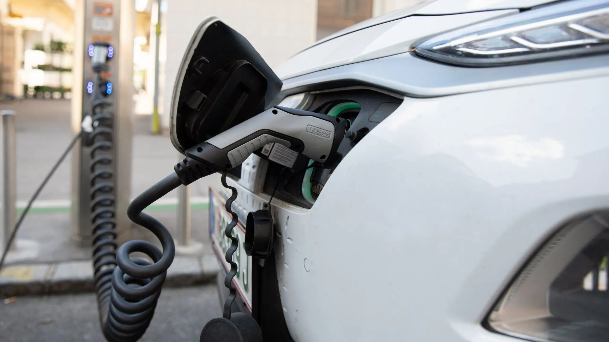 Die Zukunft der Mobilität gehört dem Elektromotor. In der EU werden ab 2035 keine Verbrennungsmotoren mehr zugelassen. Über die Verwendung von E-Fuels wird noch diskutiert.