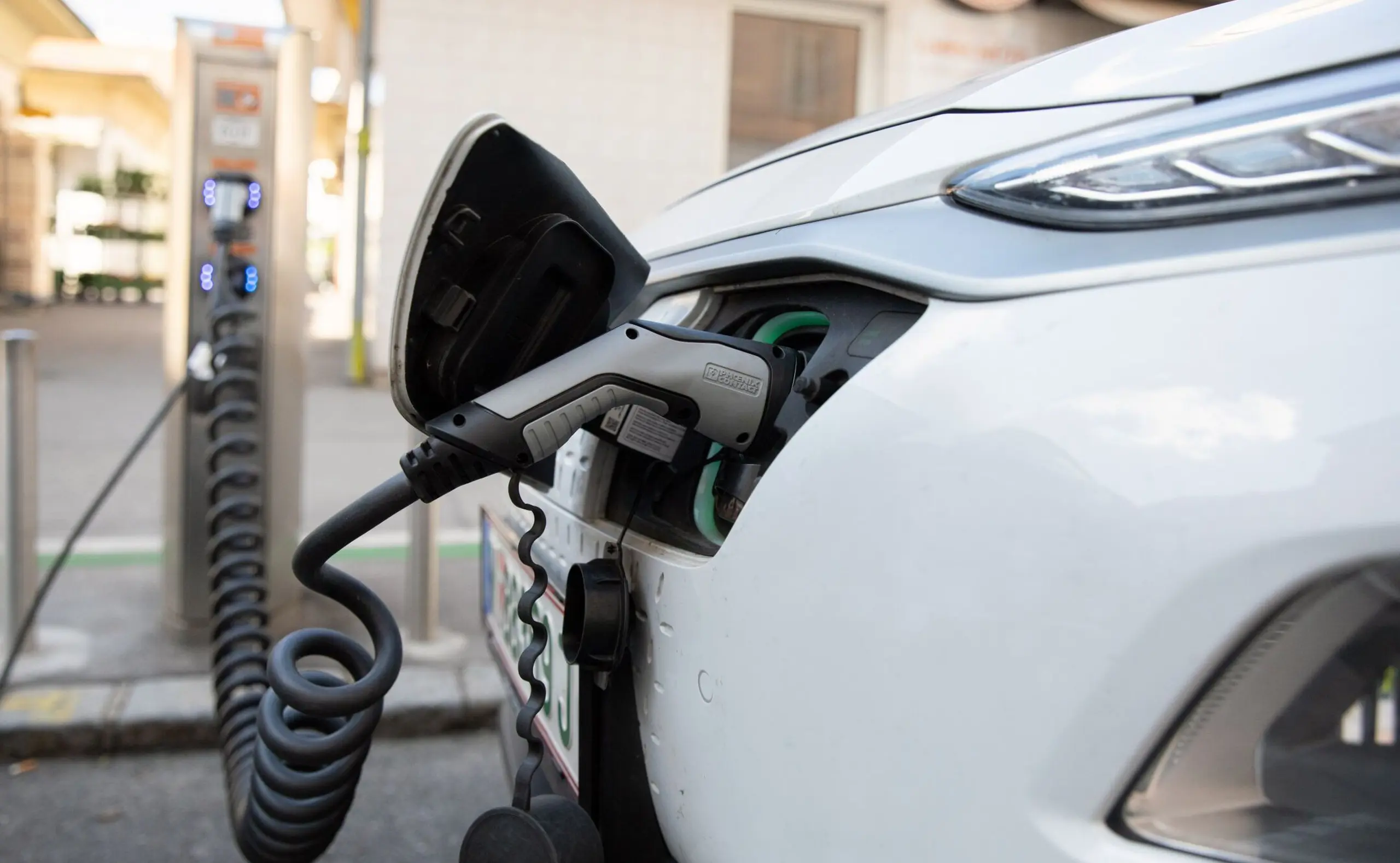 Die Zukunft der Mobilität gehört dem Elektromotor. In der EU werden ab 2035 keine Verbrennungsmotoren mehr zugelassen. Über die Verwendung von E-Fuels wird noch diskutiert.