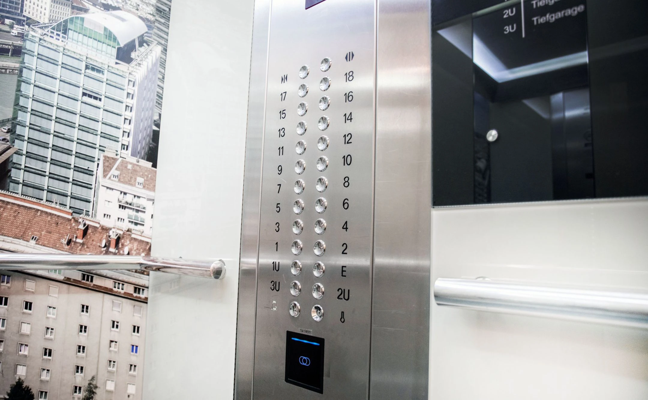 Aufzug zum Erfolg: Bei einem Elevator Pitch wird die Zeit einer Fahrstuhlfahrt genutzt, um ein Start-up bei einem Investor zu pitchen.