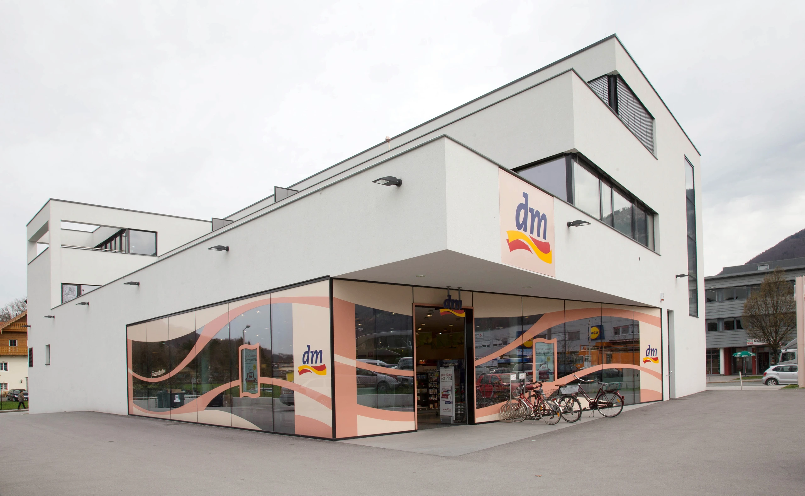 Mit über 400 Filialen ist dm die größte Drogeriemarkt-Kette in Österreich.
