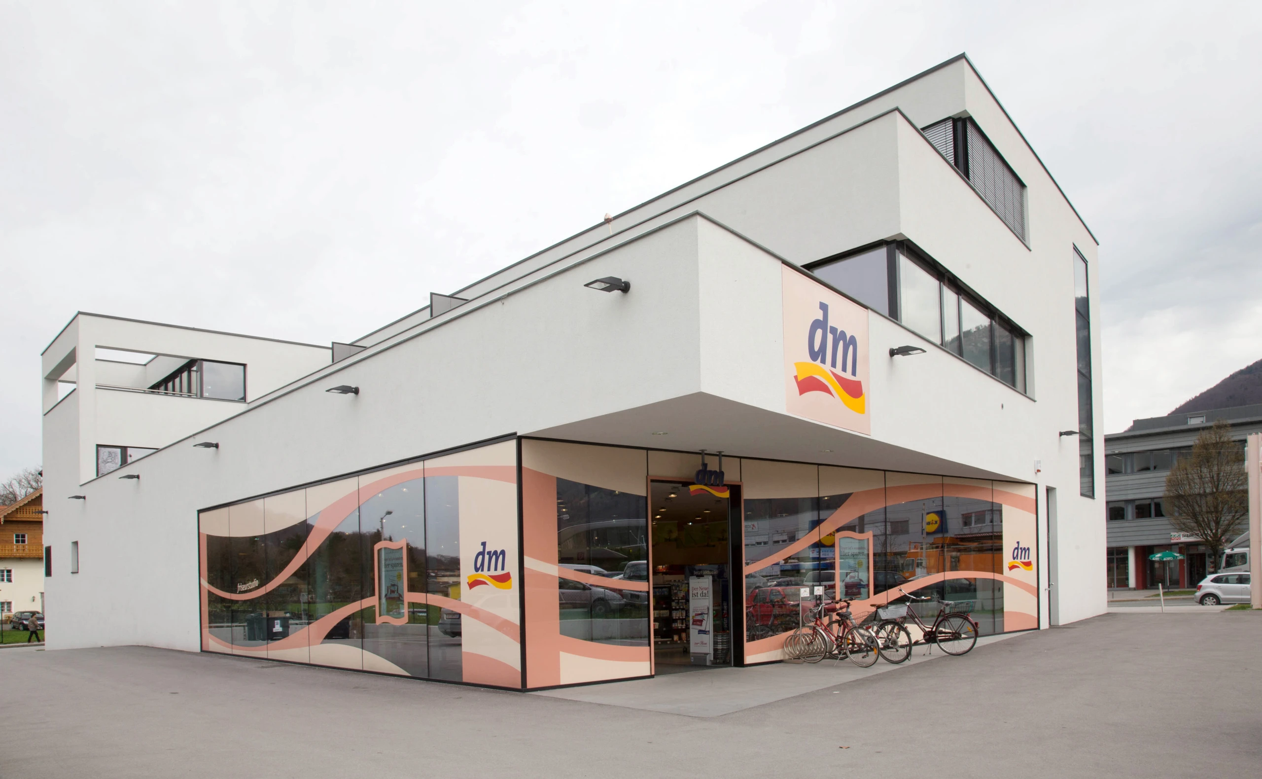 Mit über 400 Filialen ist dm die größte Drogeriemarkt-Kette in Österreich.