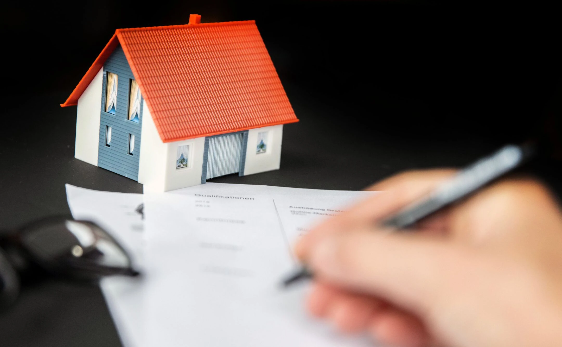 Wann Immobilienmakler für zu billig verkaufte Objekte haften