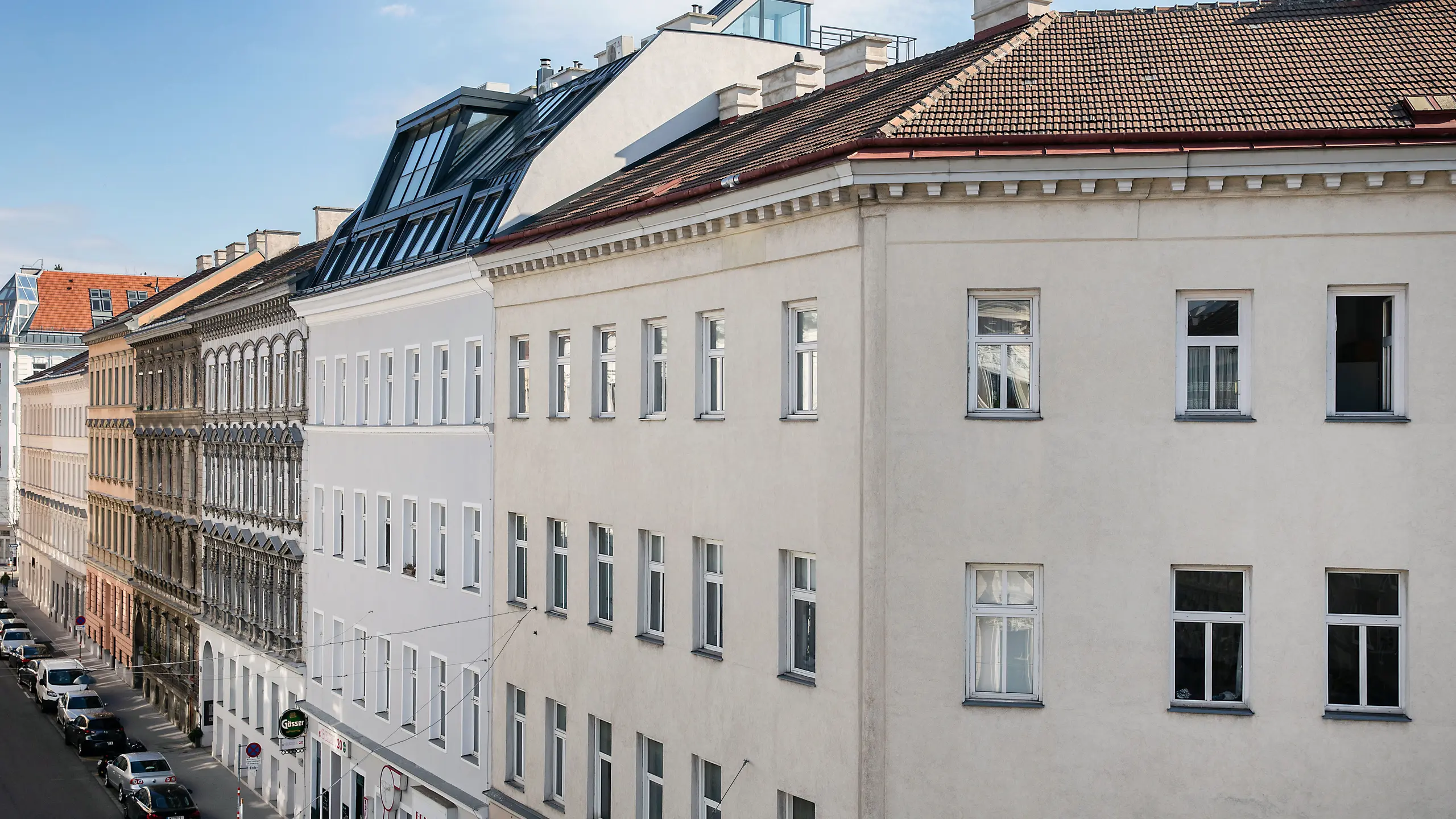 Zinshäuser, wie hier in Wien eignen sich hervorragend zur Geldanlage. Die Aufwertung von Immobilien durch Umbauten und Sanierungen steigert die Renditen beträchtlich.