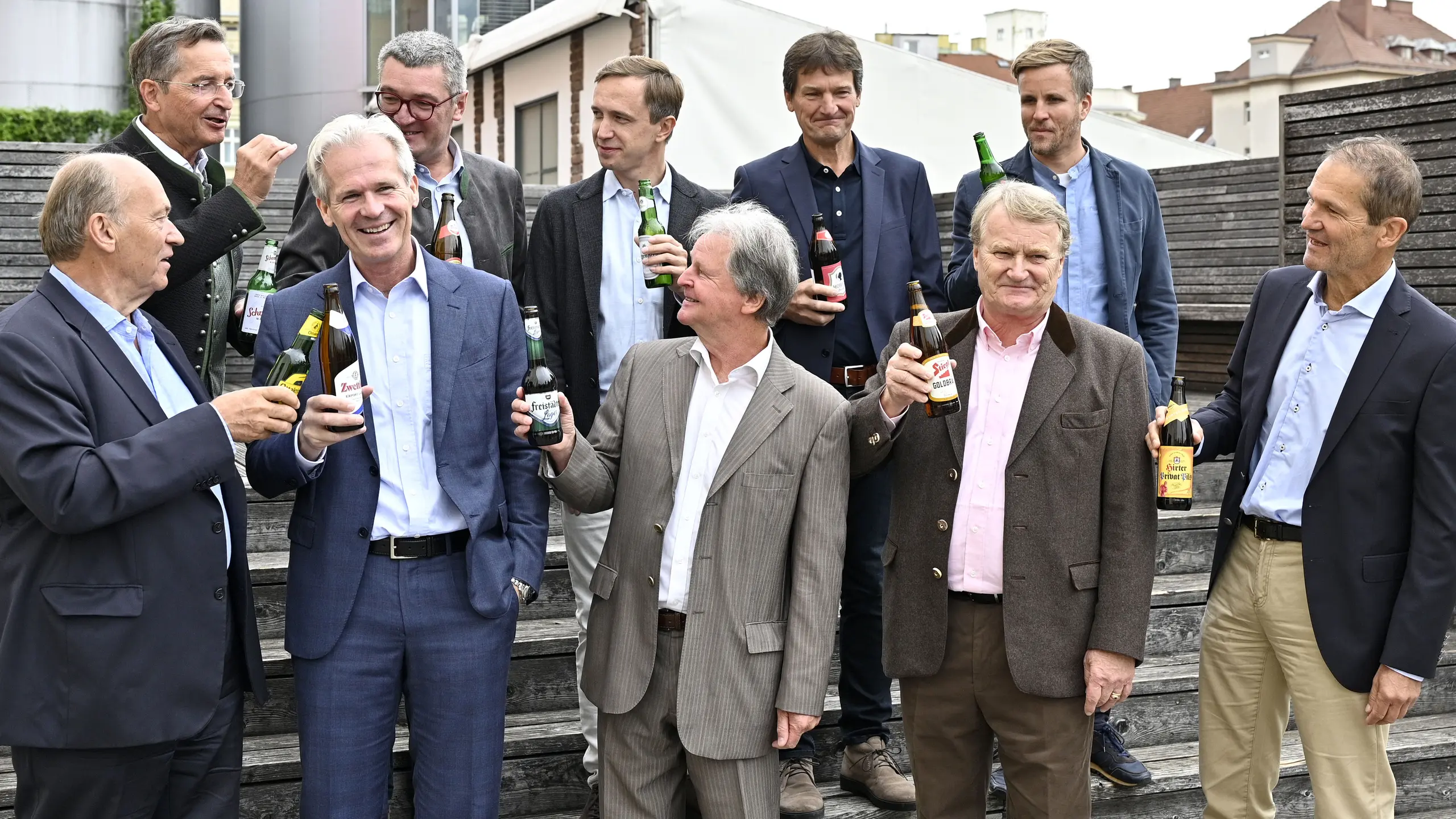 Österreichs Privatbrauer stoßen auf ihre gemeinsame Initiative an: Karl Theodor Trojan (Bierbrauerei Schrems), Josef Rieberer (Brauerei Murau), Hubert Stöhr (Brauerei Schloss Eggenberg), Heinz Huber (Mohrenbrauerei), Josef Sigl (Trumer Privatbrauerei), (v.l.vorne), Siegfried Menz (Ottakringer Brauerei), Karl Schwarz (Privatbrauerei Zwettl), Ewald Pöschko (Braucommune Freistadt), Heinrich Dieter Kiener (Stieglbrauerei), Klaus Möller (Privatbrauerei Hirt)