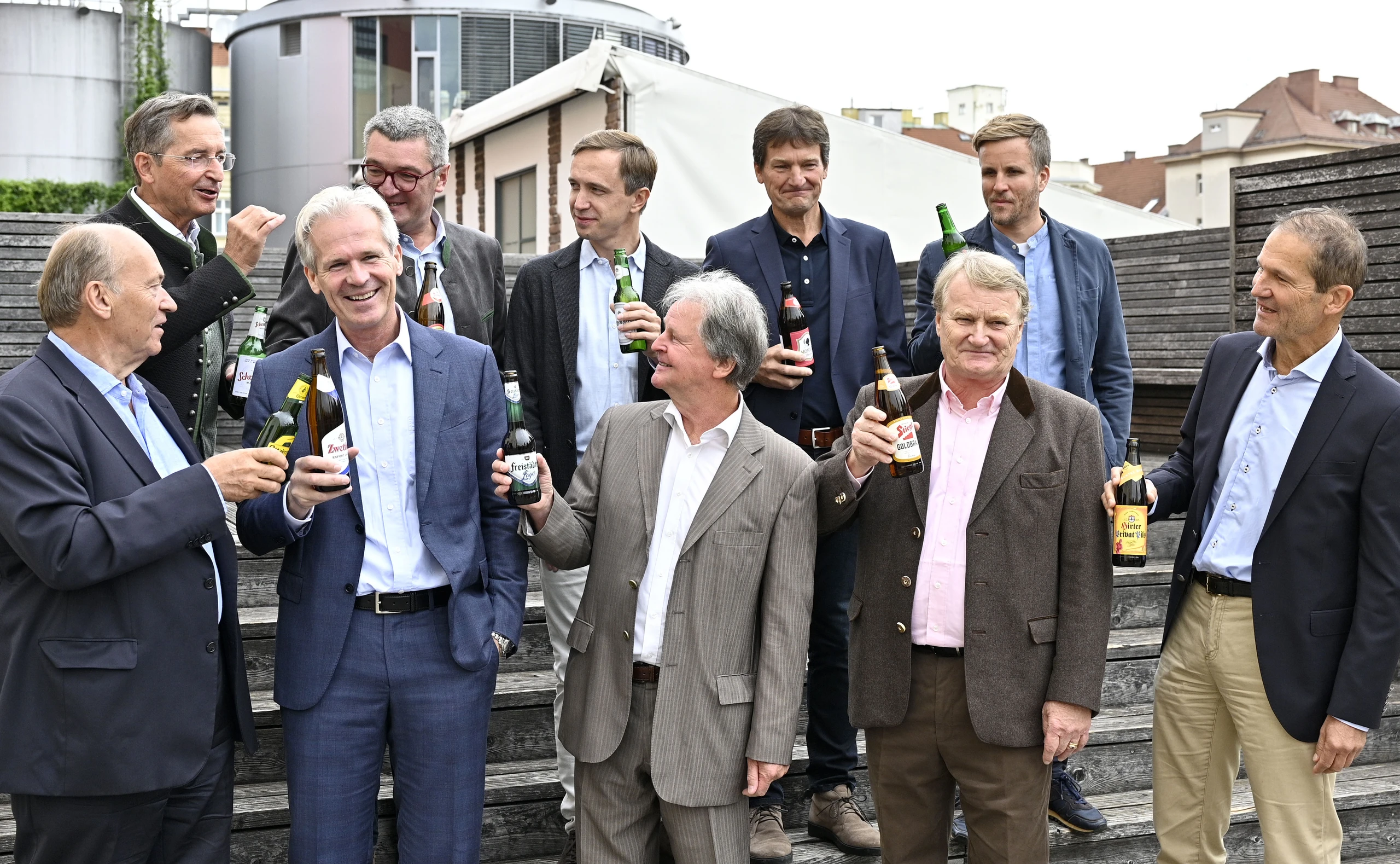 Österreichs Privatbrauer stoßen auf ihre gemeinsame Initiative an: Karl Theodor Trojan (Bierbrauerei Schrems), Josef Rieberer (Brauerei Murau), Hubert Stöhr (Brauerei Schloss Eggenberg), Heinz Huber (Mohrenbrauerei), Josef Sigl (Trumer Privatbrauerei), (v.l.vorne), Siegfried Menz (Ottakringer Brauerei), Karl Schwarz (Privatbrauerei Zwettl), Ewald Pöschko (Braucommune Freistadt), Heinrich Dieter Kiener (Stieglbrauerei), Klaus Möller (Privatbrauerei Hirt)
