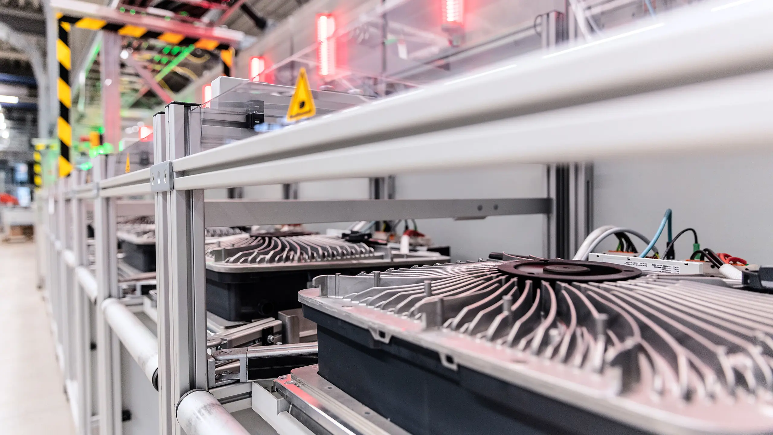 Mit Wechselrichtern für Photovoltaik-Anlagen (Bild: Produktion des Fronius GEN24 Plus Wechselrichters) ist Fronius weltweit führend in der Solar-Technologie.