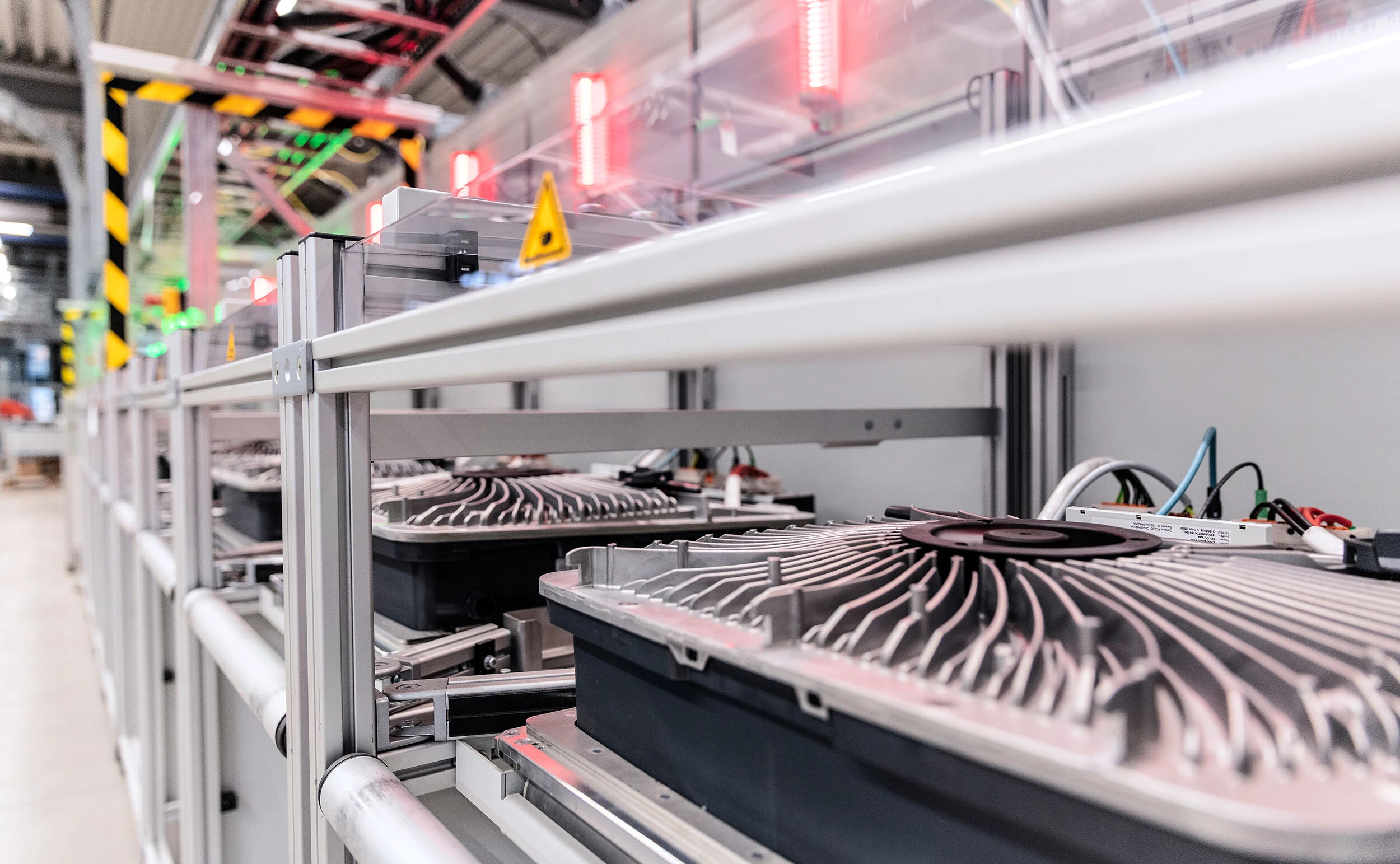 Mit Wechselrichtern für Photovoltaik-Anlagen (Bild: Produktion des Fronius GEN24 Plus Wechselrichters) ist Fronius weltweit führend in der Solar-Technologie.