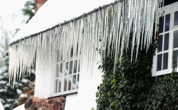 Wer bei Unfällen durch Dachlawinen und Eiszapfen haftet