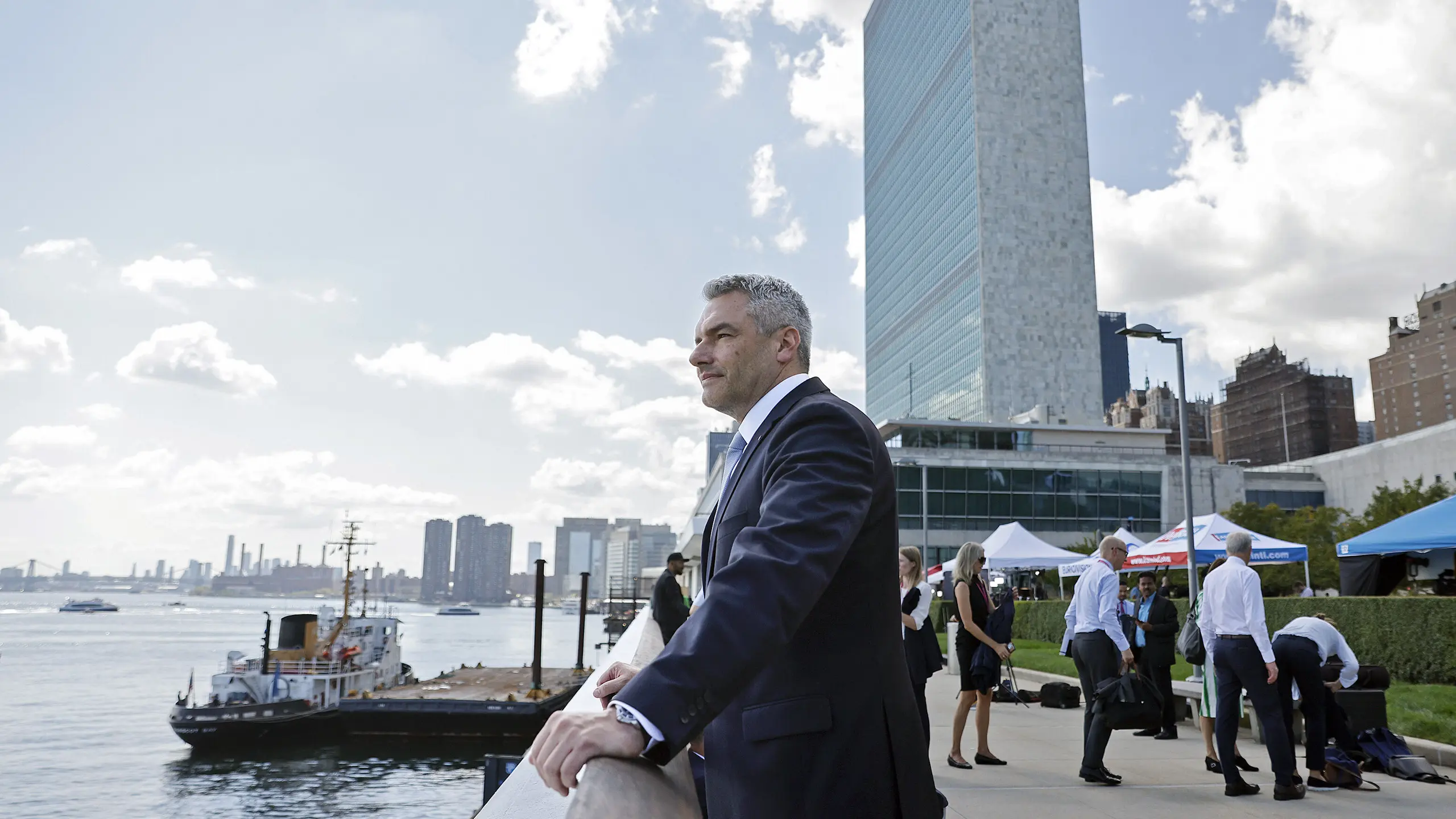 Bundeskanzler Karl Nehammer vor dem UN Hauptquartier in New York