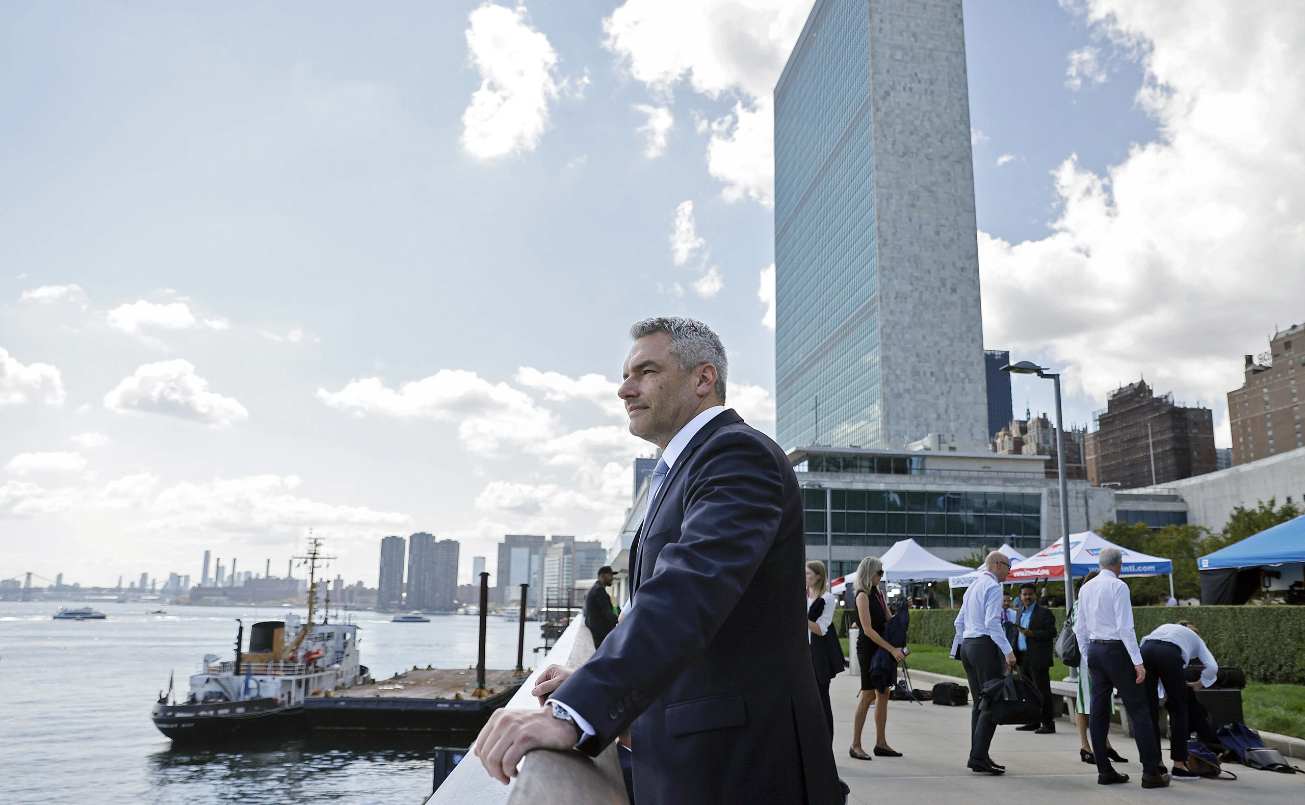Bundeskanzler Karl Nehammer vor dem UN Hauptquartier in New York