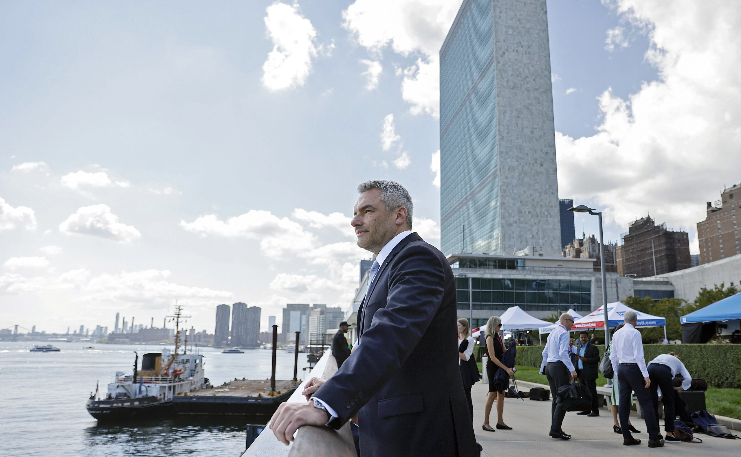 Bundeskanzler Karl Nehammer vor dem UN Hauptquartier in New York