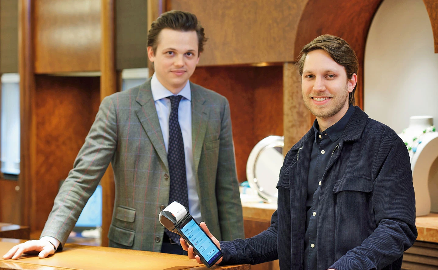 easy2tax Gründer Nikolas Tichy (r.) mit Kunde und Investor Lukas Schullin.