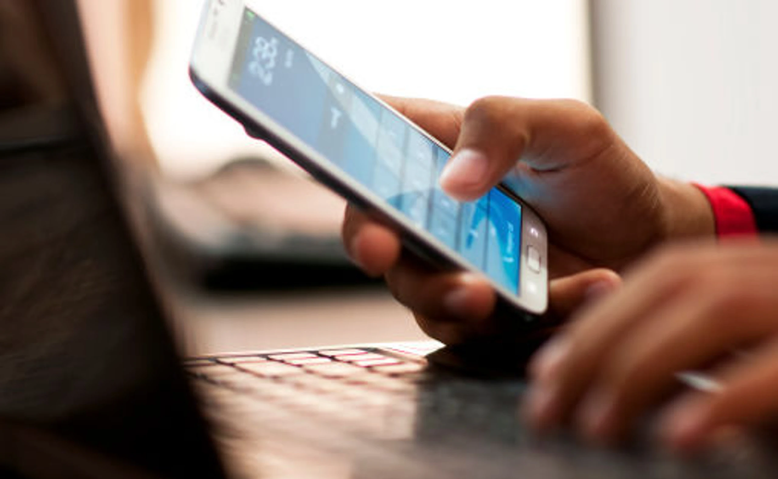 SMS-Knigge: Sieben Tipps, wie man Textnachrichten im Beruf schreibt