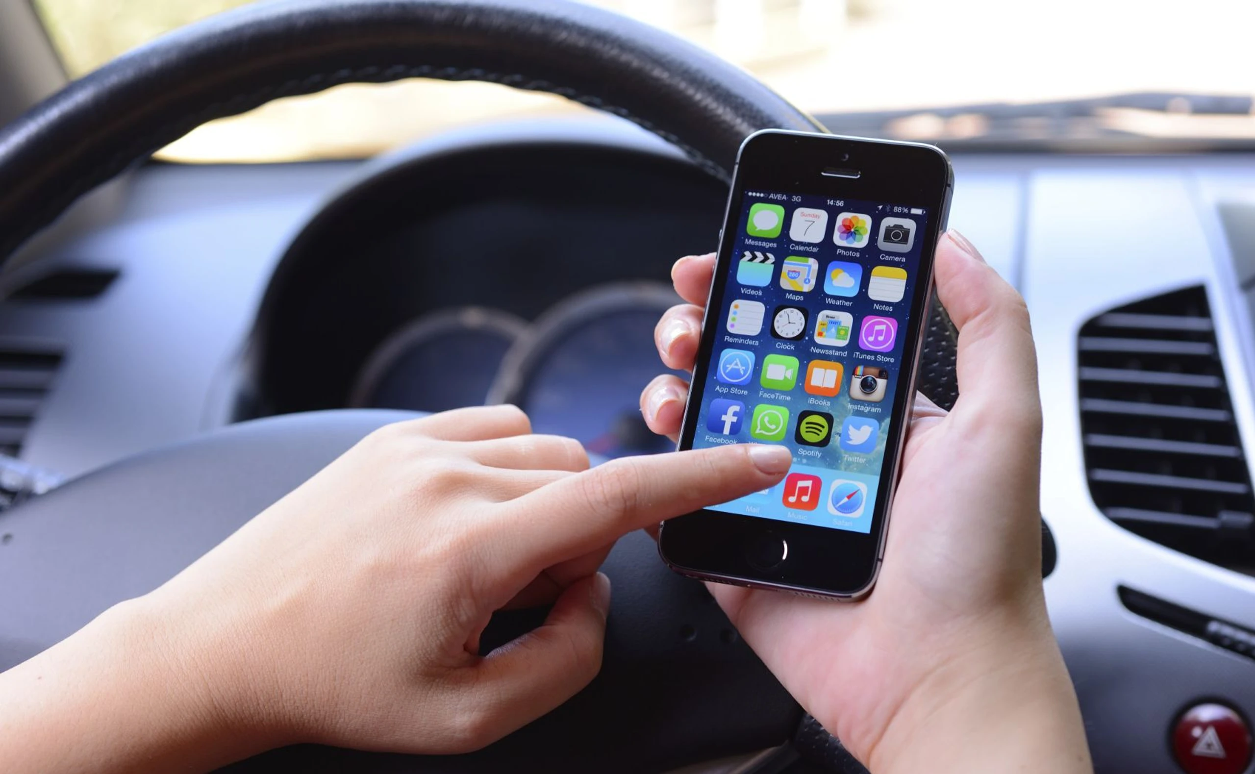 Handy im Auto, am Rad oder Bike: Diese strengen Gesetze gelten