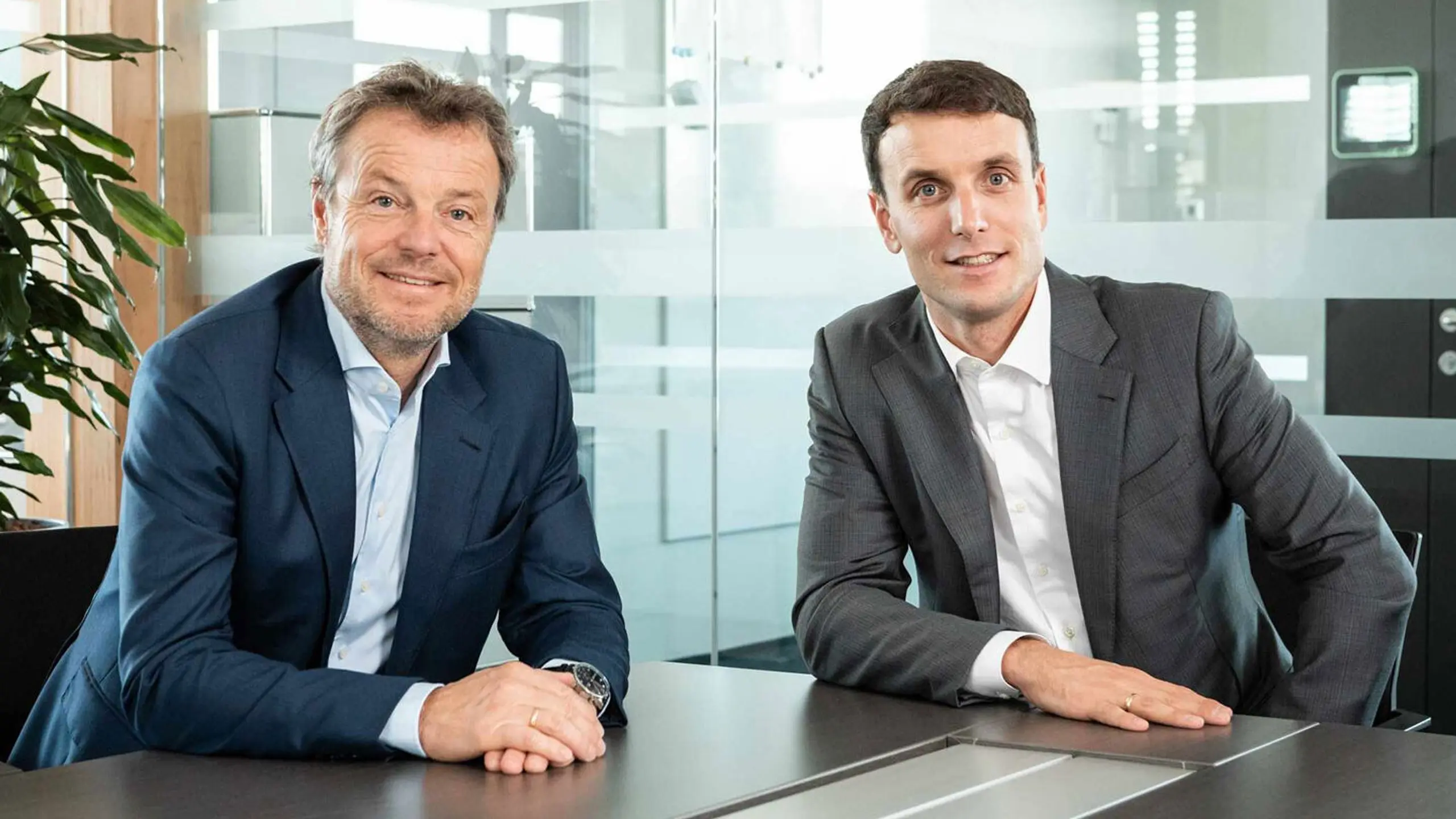 Zwei Generationen Firmenchefs: Günther Lehner (li) übergab die Rolle des CEO 2021 an seinen Sohn Philipp.