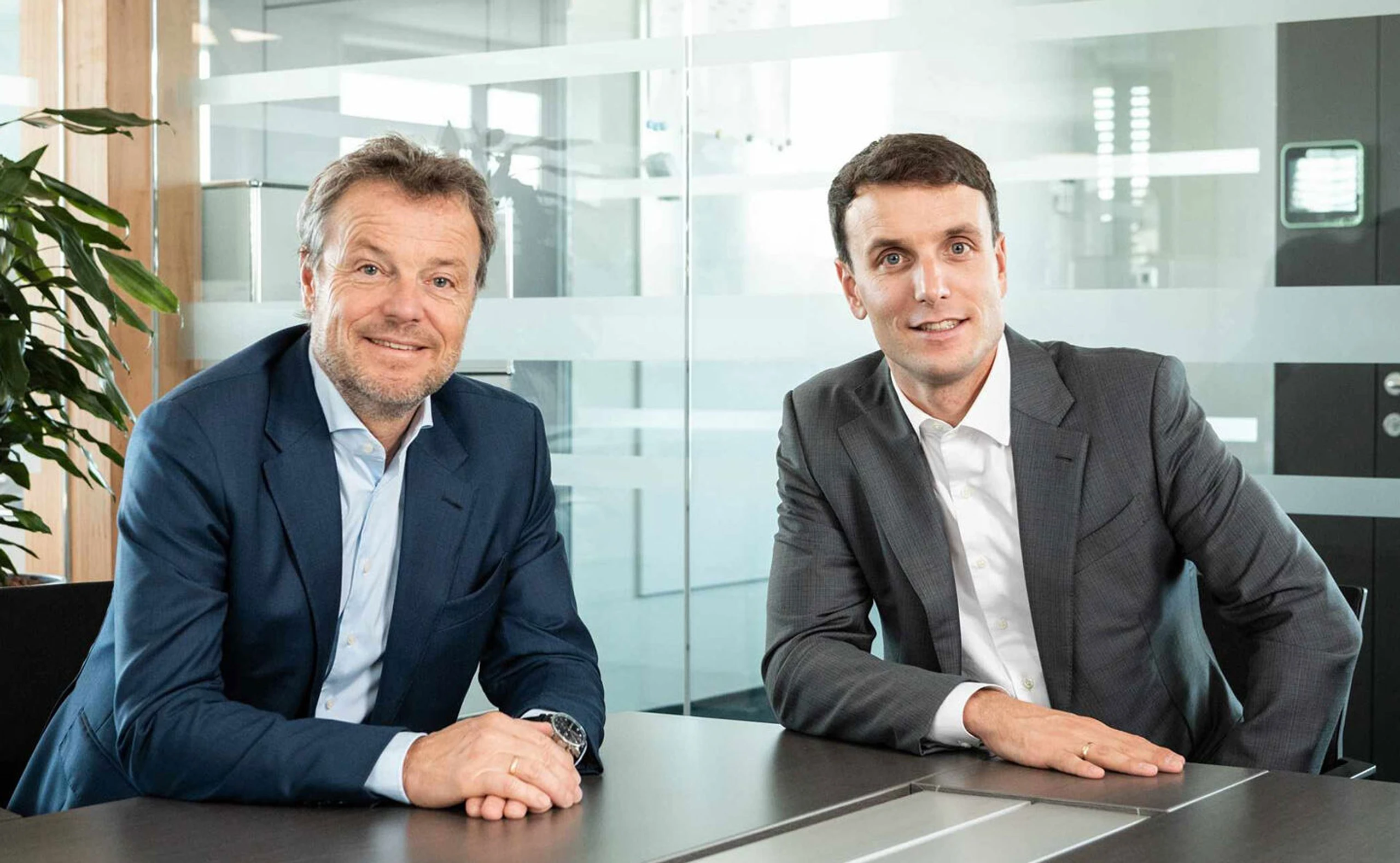 Zwei Generationen Firmenchefs: Günther Lehner (li) übergab die Rolle des CEO 2021 an seinen Sohn Philipp.