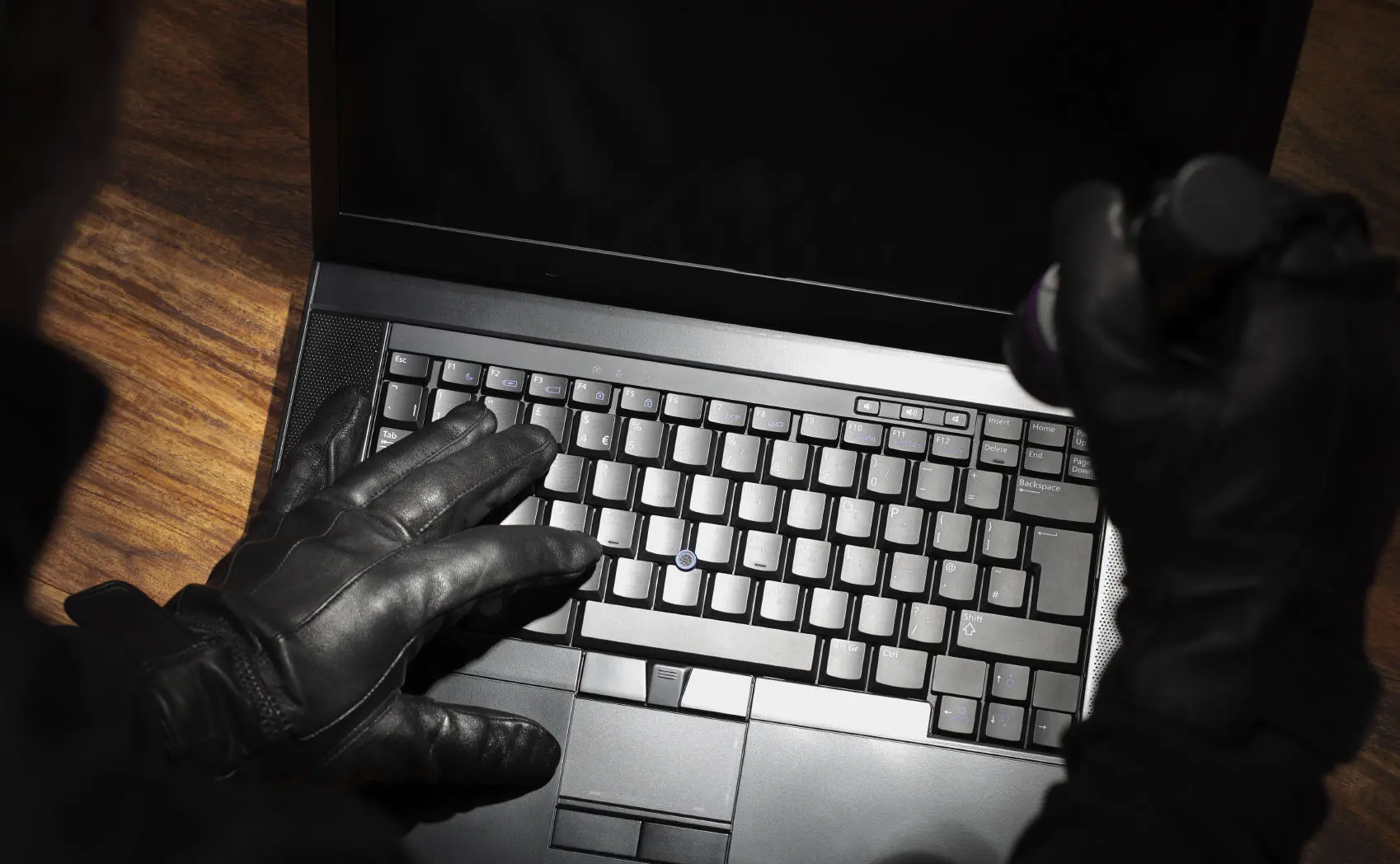 © iStock Dieb vor Laptop