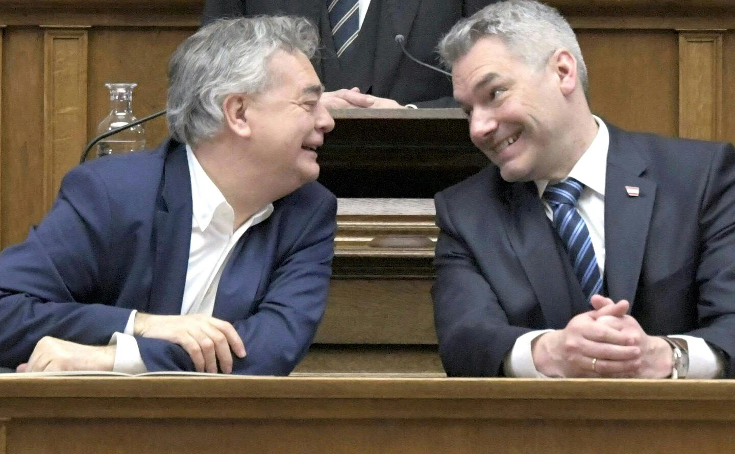 Best Friends Werner Kogler und Karl Nehammer? Wie gut ist das Verhältnis zwischen Schwarz-Türkis und Grün wirklich? Neuwahl-Gerüchte halten sich hartnäckig.