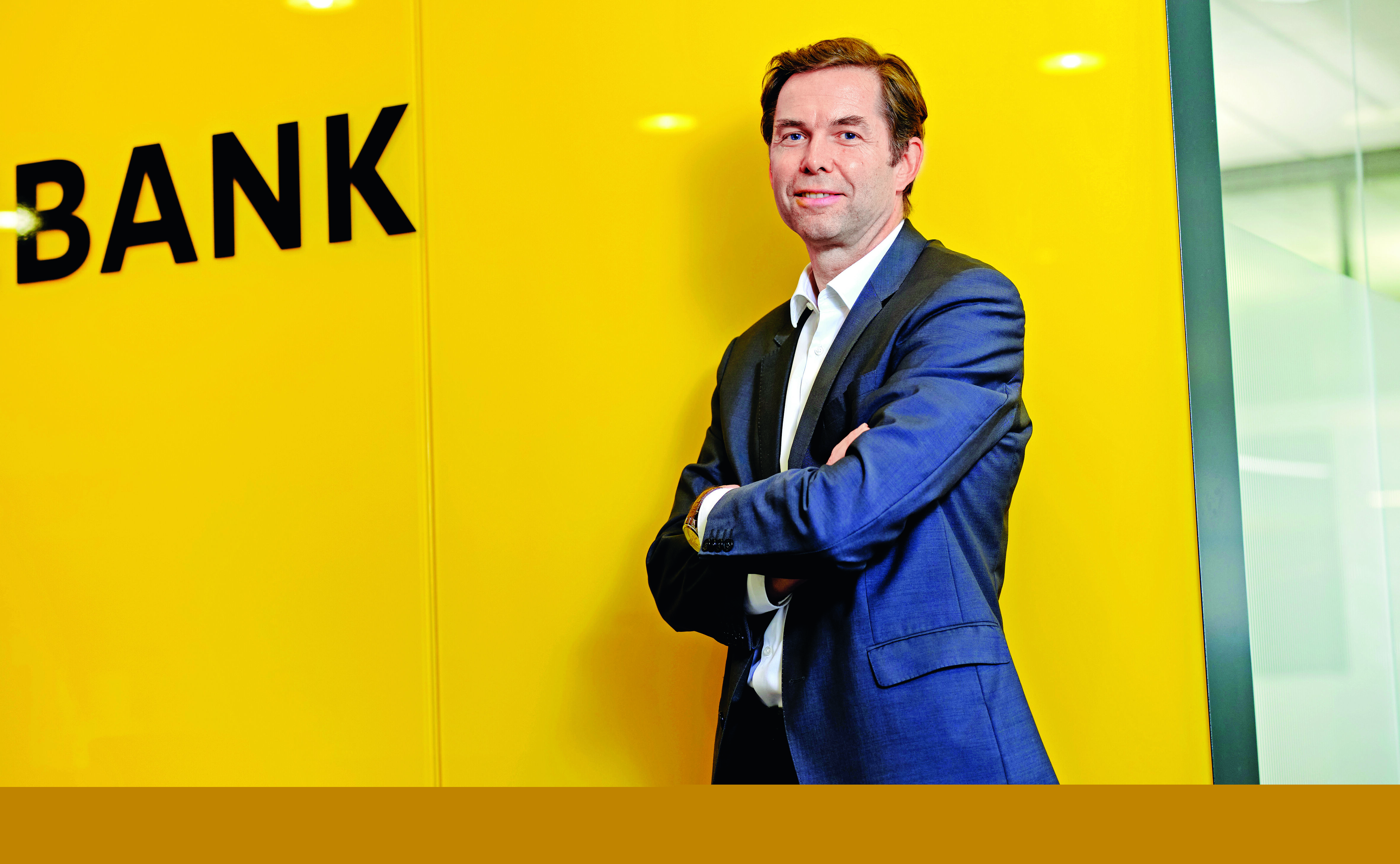 ZUR PERSON: Martin Butollo ist seit 2013 Country-CEO der Commerzbank in Österreich. Nach seinem Studium an der Wiener Wirtschaftsuniversität und der Pariser HEC trat Butollo bei PricewaterhouseCoopers ein und wechselte dann nach Frankfurt, wo er bei der Dresdner Bank und der Commerzbank Bankerfahrung sammelte.