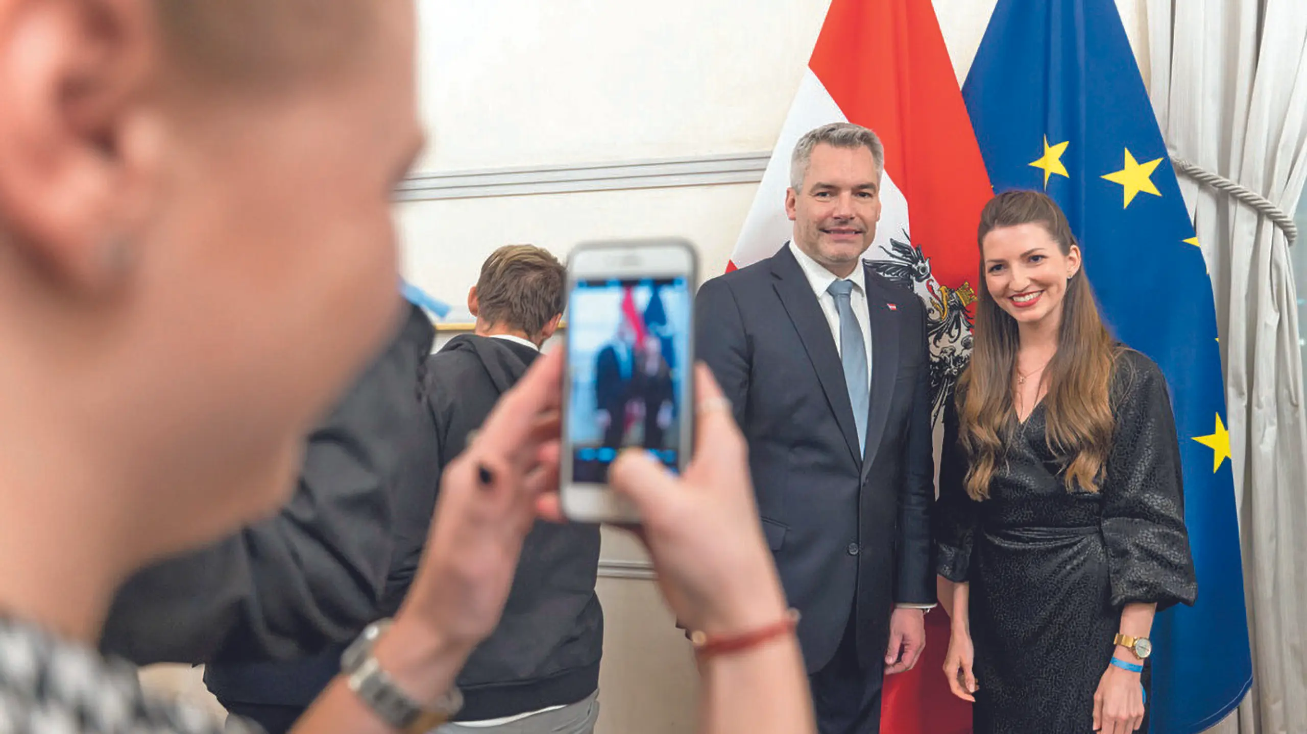 © BKA/Christopher Dunker Treffen auf Toplevel. Bundeskanzler Karl Nehammer empfing 140 Unternehmer und CEOs am Ballhausplatz zum Meinungsaustausch - und erhielt danach Dankesschreiben.