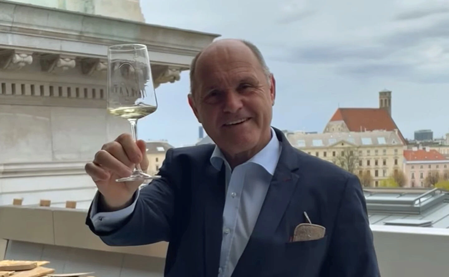 Wolfgang Sobotka präsentiert die Parlaments-Baustelle. Und tritt damit in ein Fettnäpfchen.