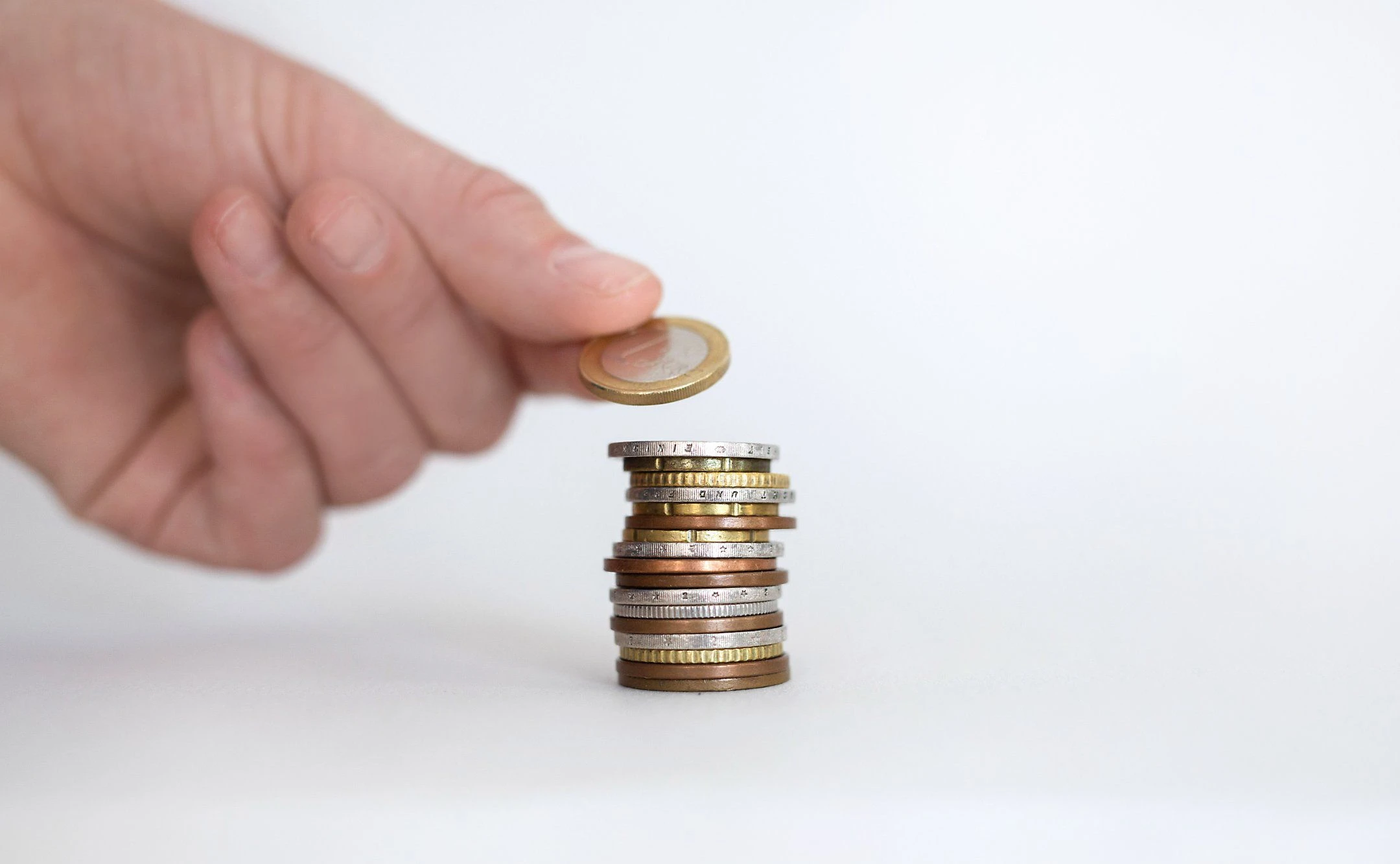 Zinsen für Erspartes und Kredite -Symbolbild: gestapelte Euro-Münzen