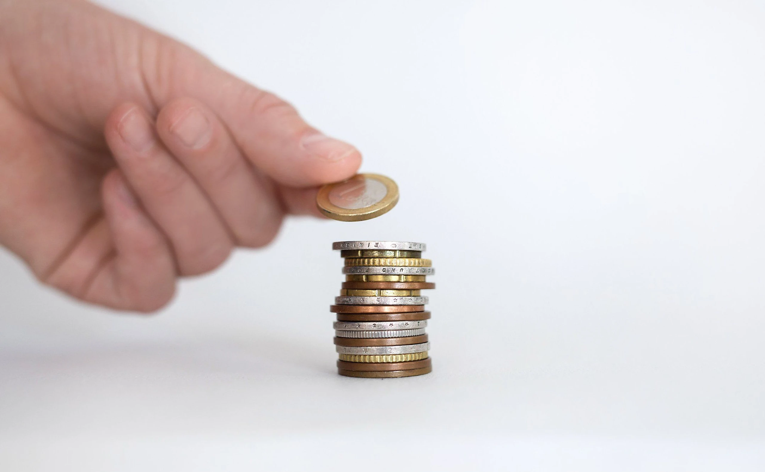 Zinsen für Erspartes und Kredite -Symbolbild: gestapelte Euro-Münzen