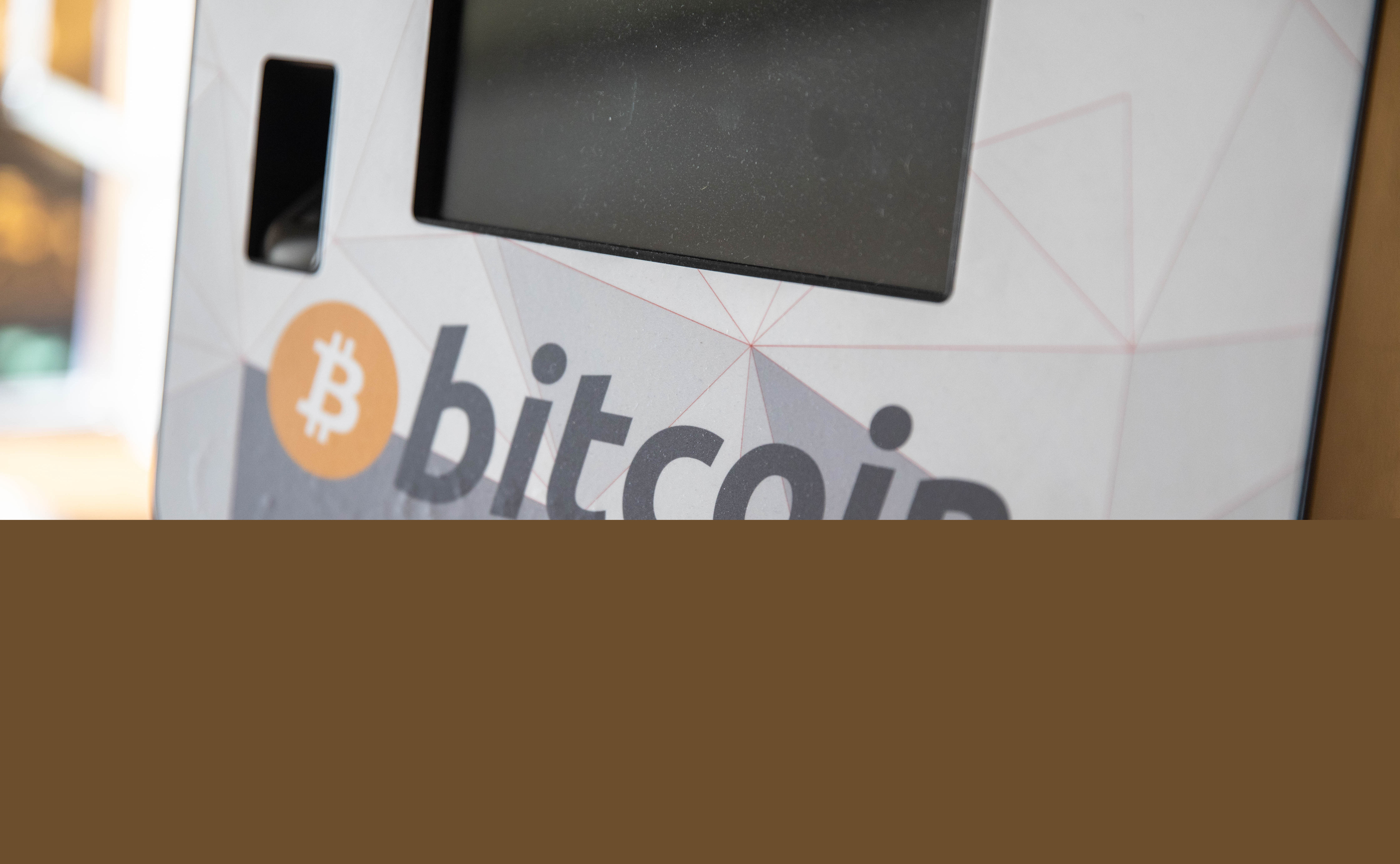 Bitcoin-Kauf am Automaten: Von Krypto-Gewinnen werden jetzt 27,5% KESt abgezogen.