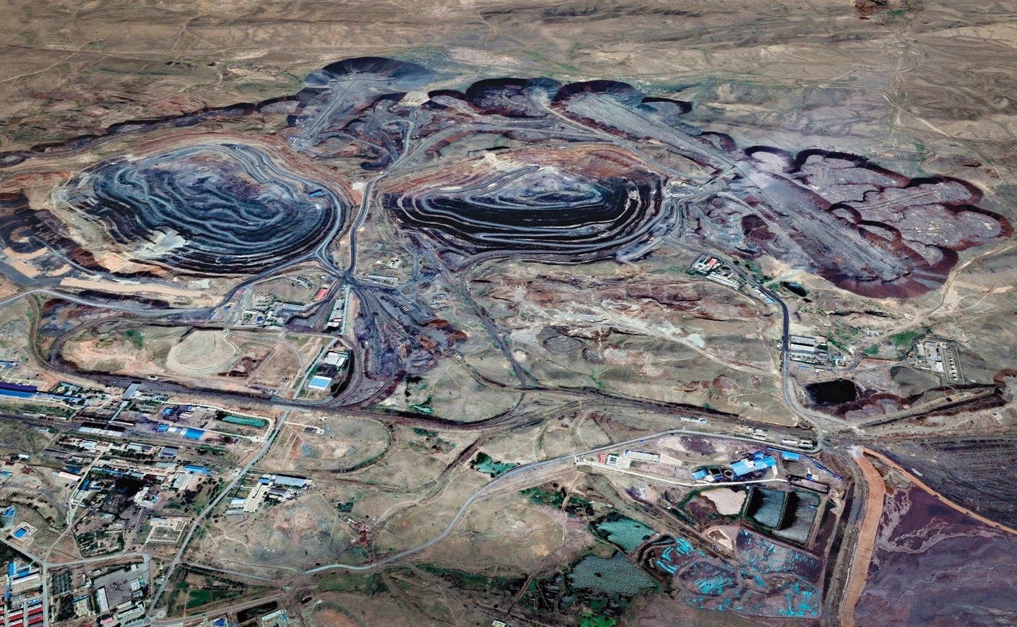 Die Bayan-Obo-Mine im Autonomen Gebiet Innere Mongolei der Volksrepublik China. Sie ist die wichtigste Fund- und Förderstätte der Welt für Seltene Erdmetalle. Im Tagebau arbeiten bis zu 6000 Menschen.