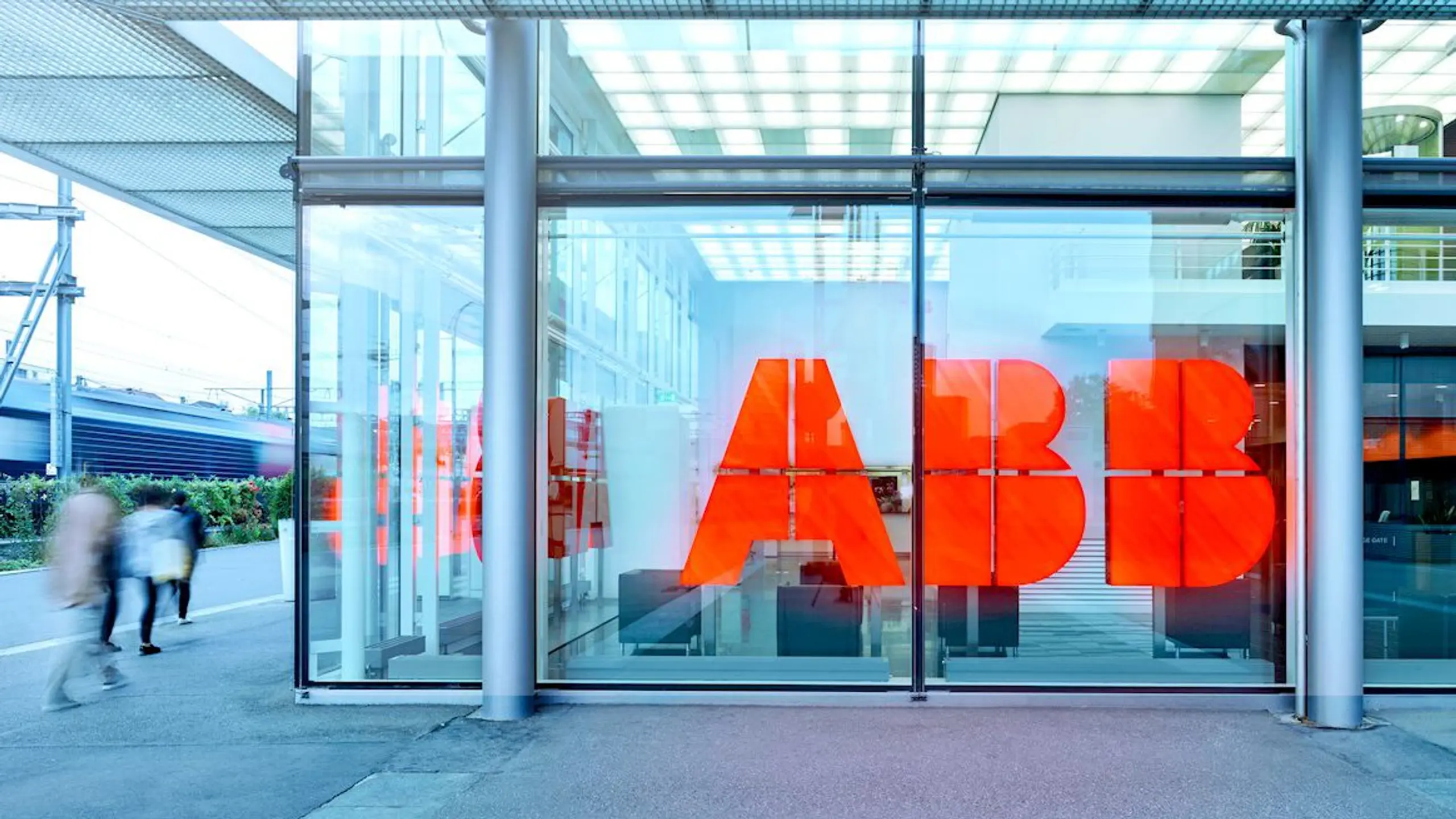 Eingang zur ABB Zentrale in Zürich