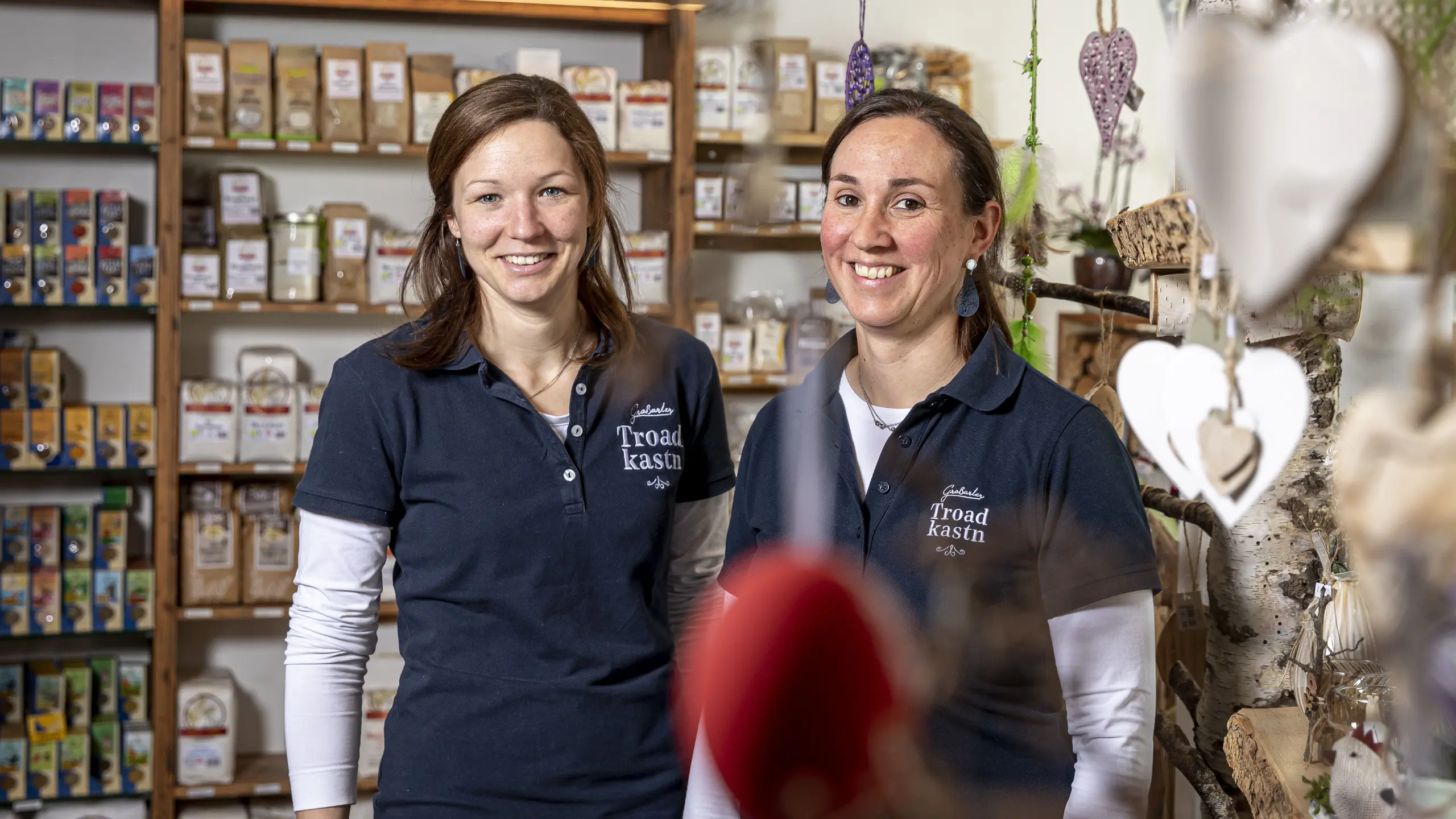 Martina Hettegger (l.) und Kathrin Prommegger.&nbsp;Die beiden Schwägerinnen verkaufen im Großarler Troadkastn seit 2017 Spezialitäten von Bauern und Produzenten aus der Region.