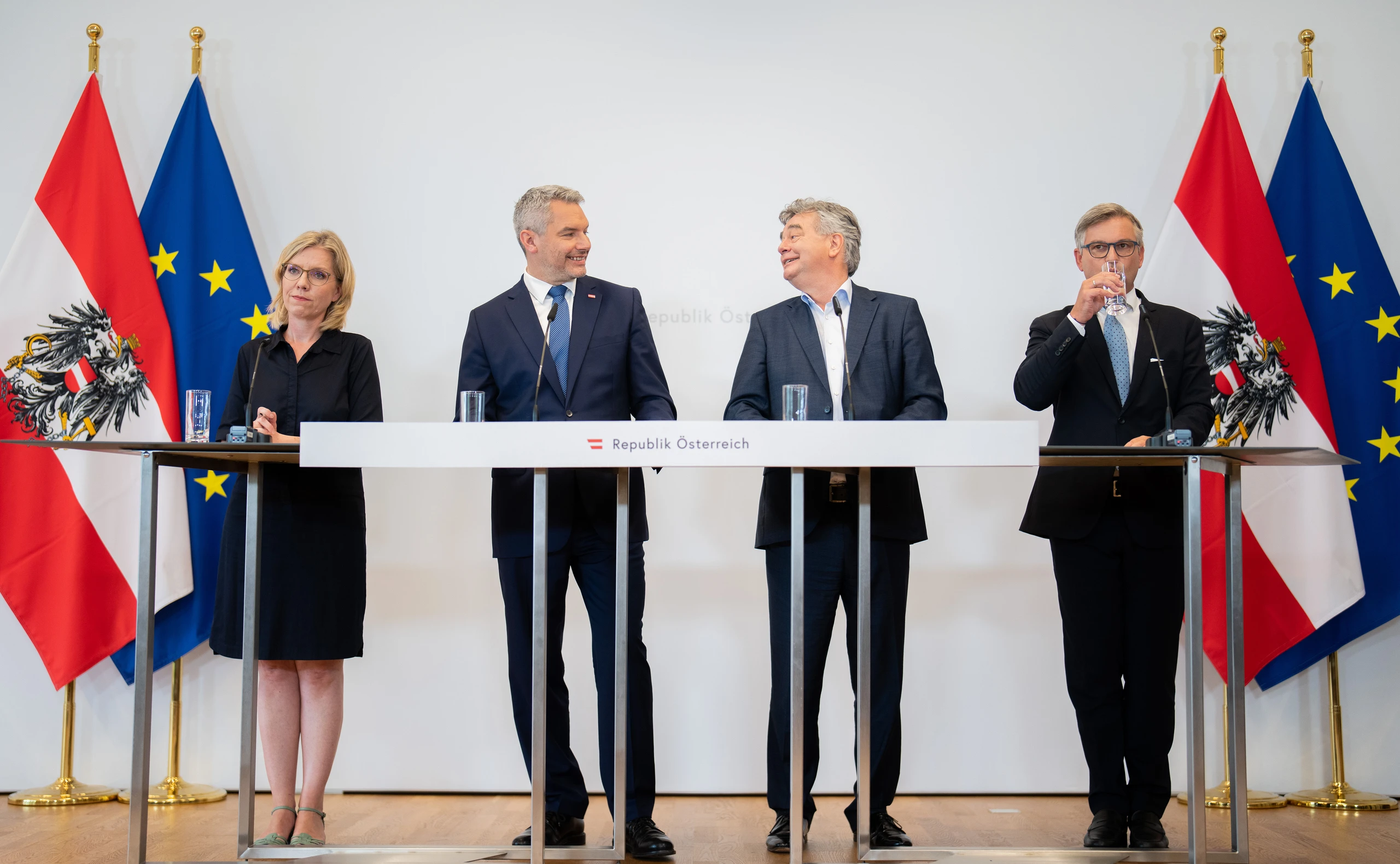 Die Regierungsspitze demonstrierte nach dem Sommerministerrat in Mauerbach Einigkeit. Davor gab es jedoch ein Gezerre rund um die Energiekrise und die Preisbremse: Wer ist in der Pflicht, wem gebühren die Lorbeeren?