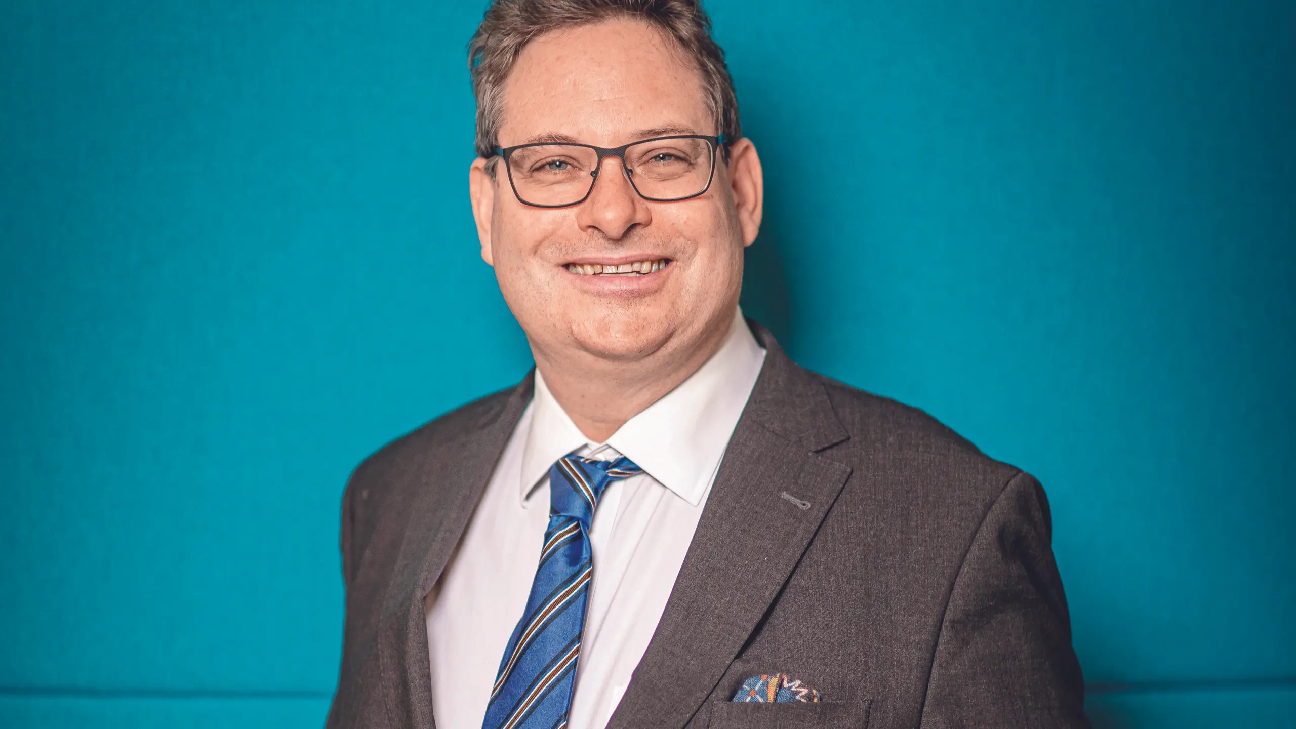 Zur Person. Georg Schwondra, 51, ist Partner bei Deloitte und für den Ausbau und die Leitung des Bereiches Cyber Risk/Cyber Security bei Deloitte Risk Advisory verantwortlich. Er verfügt über umfangreiche Erfahrungen sowohl im Bereich von Security Strategy, der Beratung und Implementierung von Cybersecurity-Lösungen, dem Outsourcing von Security-Funktionen auf Auftraggeberseite und Dienstleisterseite als auch in der Begleitung und dem Management von Transformationsprojekten bei Unternehmen aller Größen, insbesondere auch im Bereich von Familien- und Privatunternehmen.