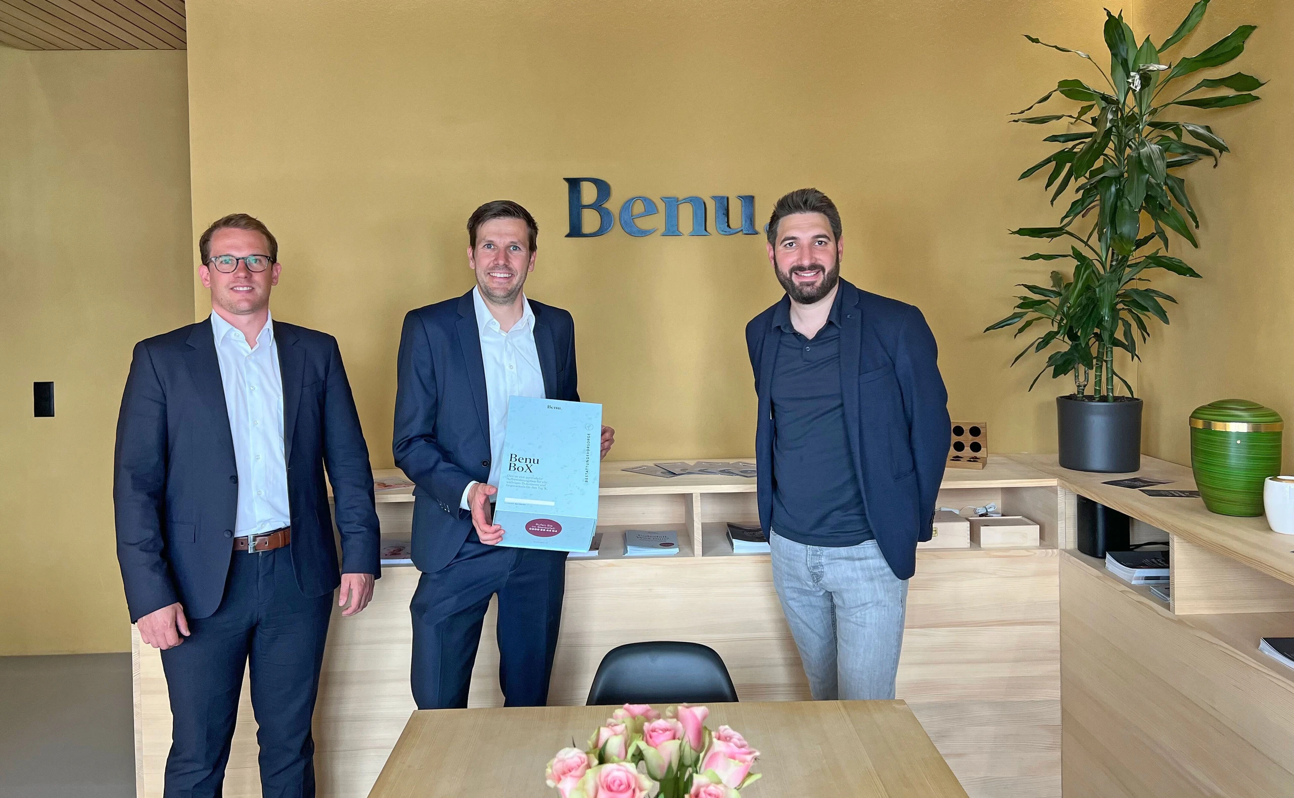 Benu Geschäftsführer Stefan Atz mit Markus Zahrnhofer, Vorstandsmitglied der Merkur Versicherung und Benu Co-Geschäftsführer Alexander Burtscher (von links)