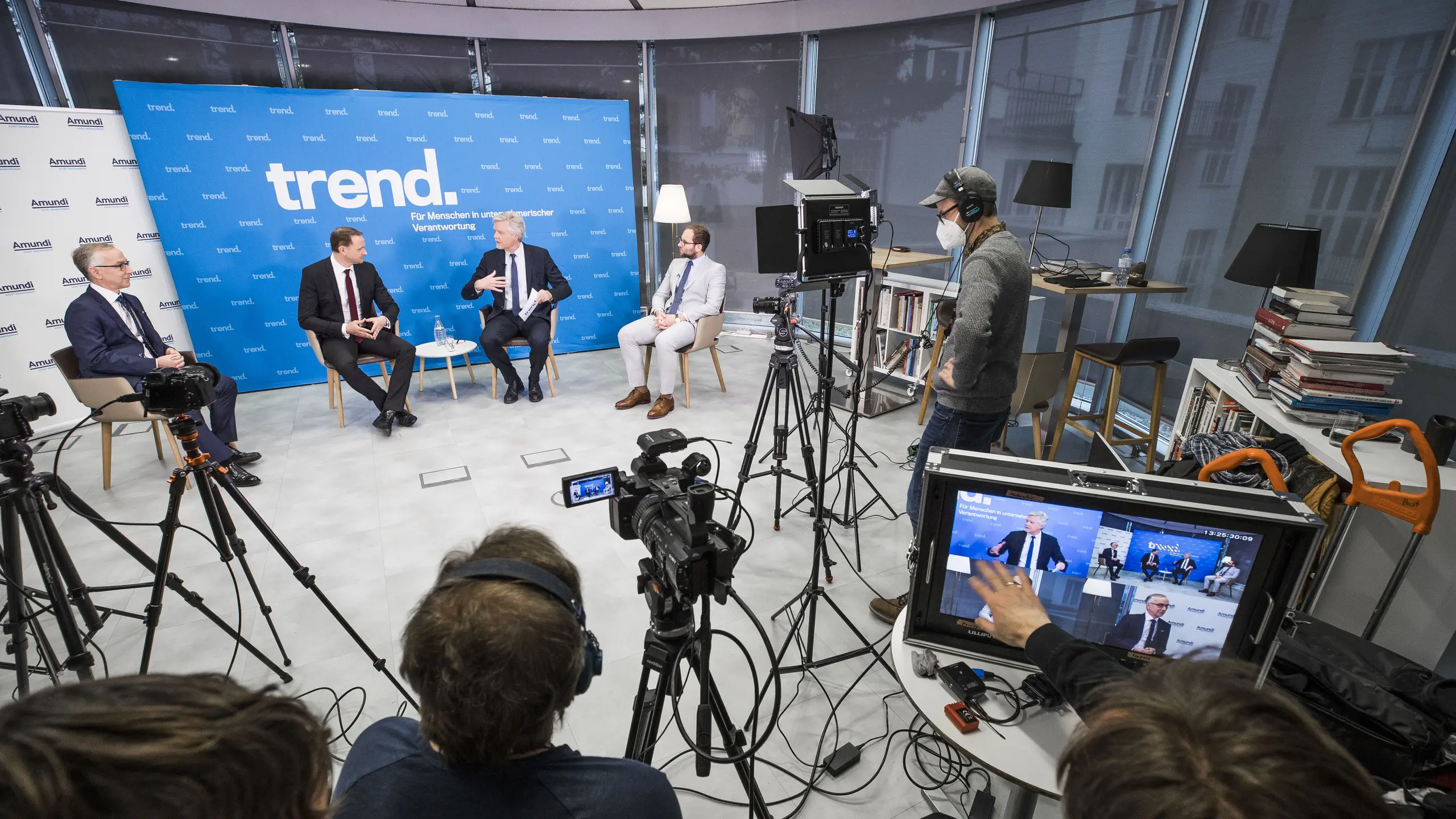 Kamera läuft: Die Aufzeichnung der Round Table Diskussion mit den ESG-Experten Hans Köck und Jörg Moshuber von Amundi und Raphael Fink (VKI)