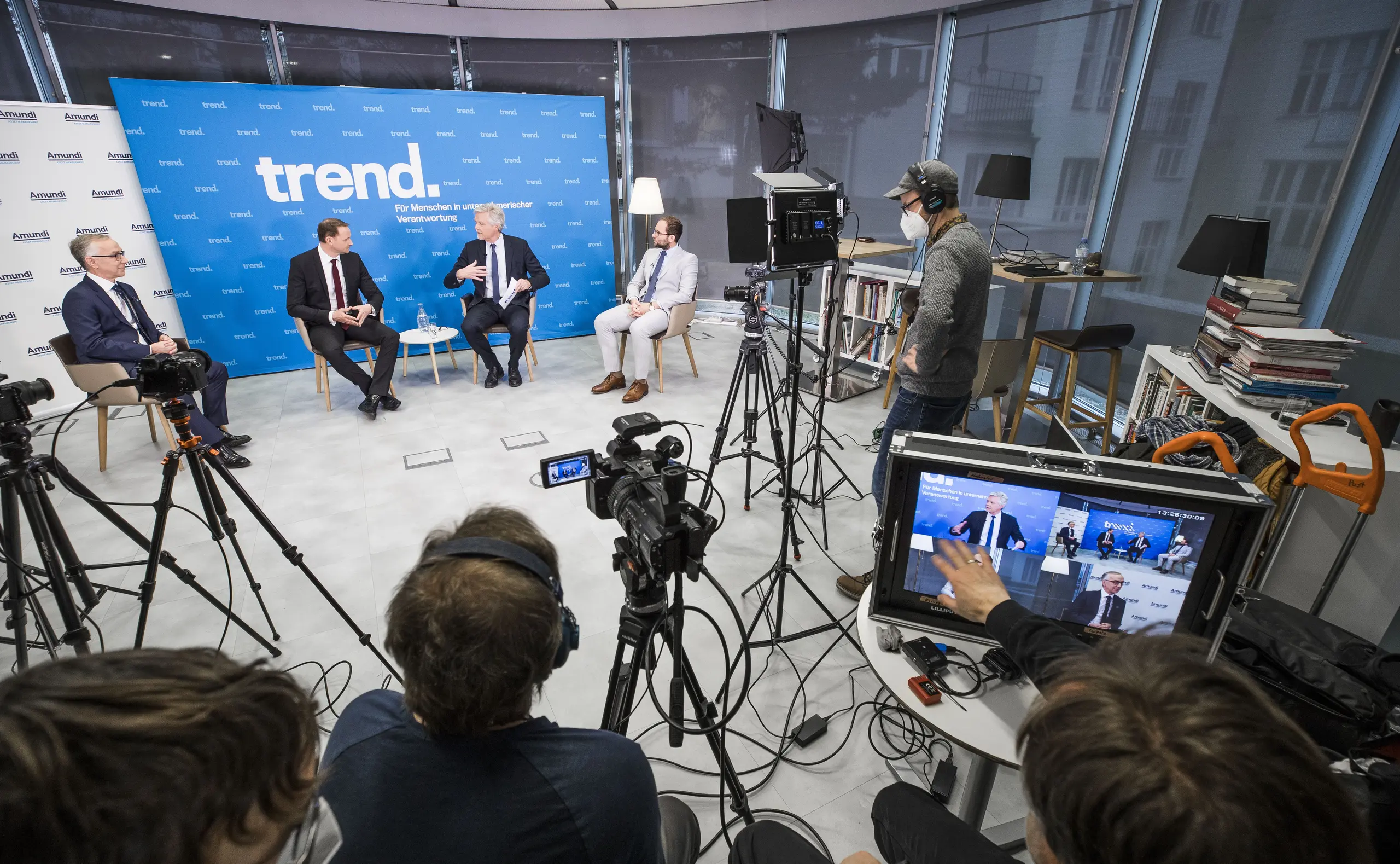 Kamera läuft: Die Aufzeichnung der Round Table Diskussion mit den ESG-Experten Hans Köck und Jörg Moshuber von Amundi und Raphael Fink (VKI)