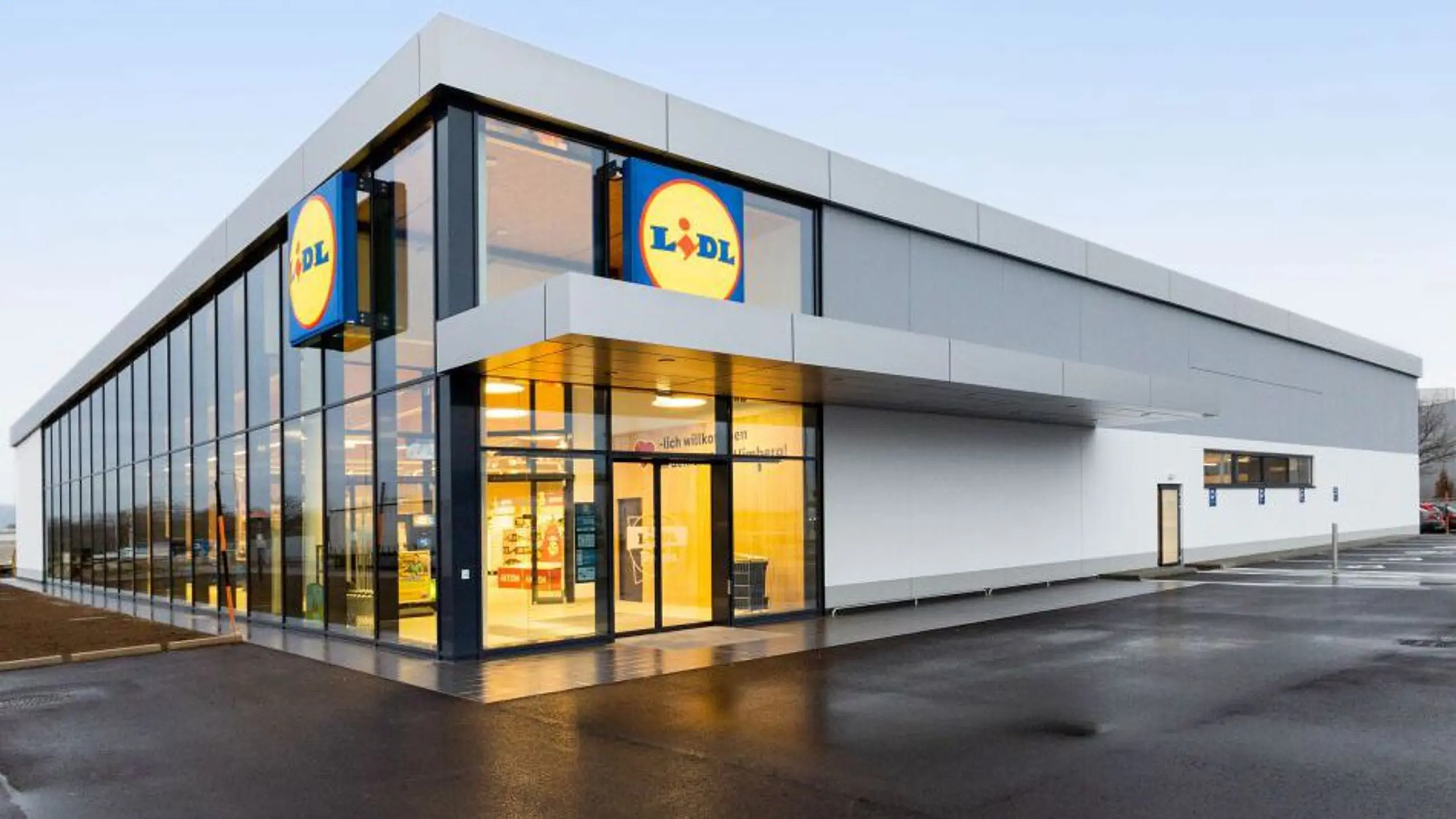 Lidl ist seit über 25 Jahren in Österreich aktiv. Das Unternehmen betreibt 250 Fililalen, beschäftigt 5.800 Mitarbeiter und hat zuletzt einen Umsatz von 1,6 Milliarden € erwirtschaftet.