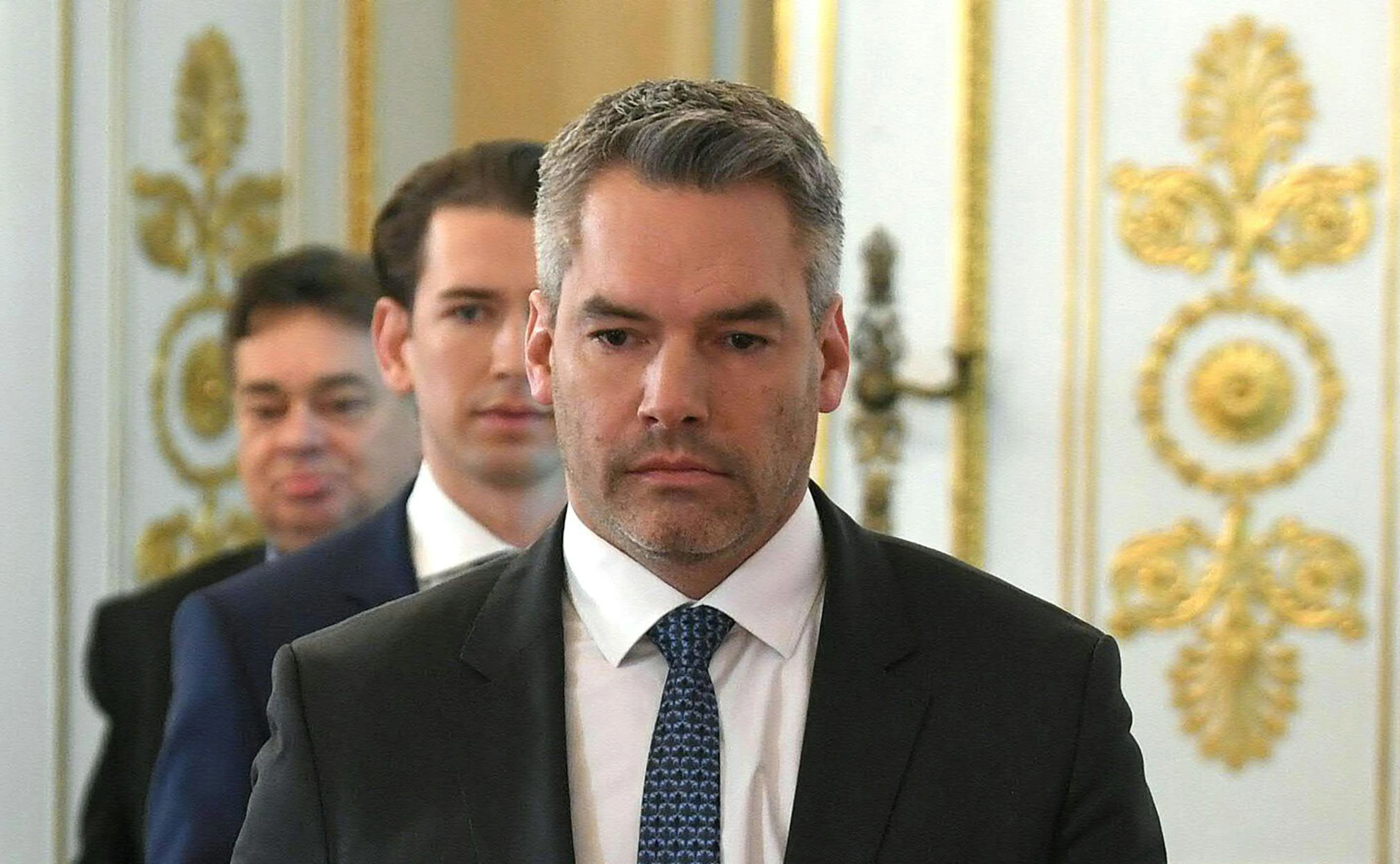 Vizekanzler Werner Kogler (Grüne), Bundeskanzler Sebastian Kurz (ÖVP) und Innenminister Karl Nehammer (ÖVP) anlässlich einer Pressekonferenz nach einer Arbeitssitzung mit dem Titel "Aktuelle Situation in Griechenland, der Türkei und Syrien" am Dienstag, 3. März 2020, in Wien.