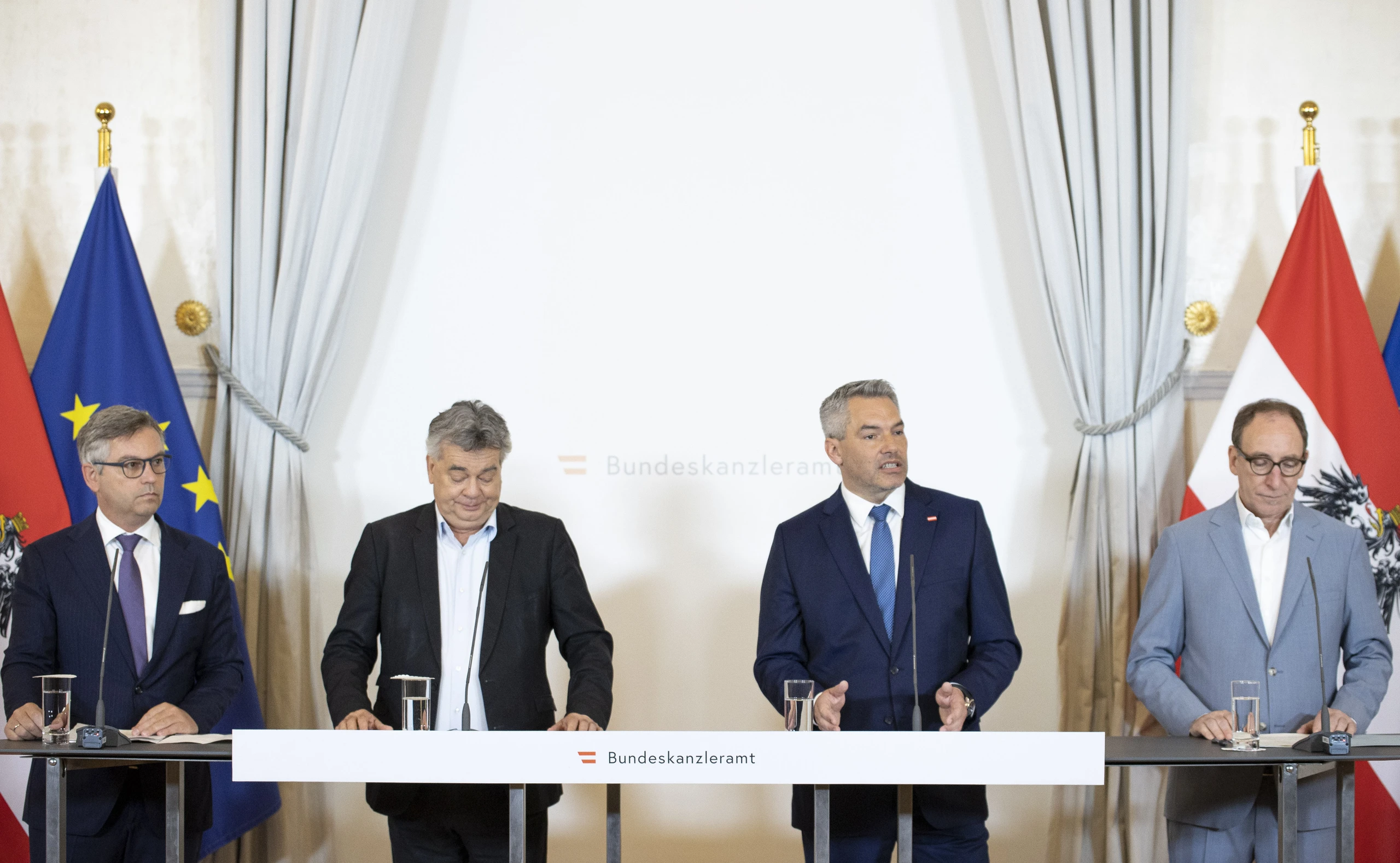 Finanzminister Magnus Brunner, Vizekanzler Werner Kogler, Bundeskanzler Karl Nehammer und Gesundheitsminister Johannes Rauch (von links) präsentieren das Anti-Teuerungspaket.