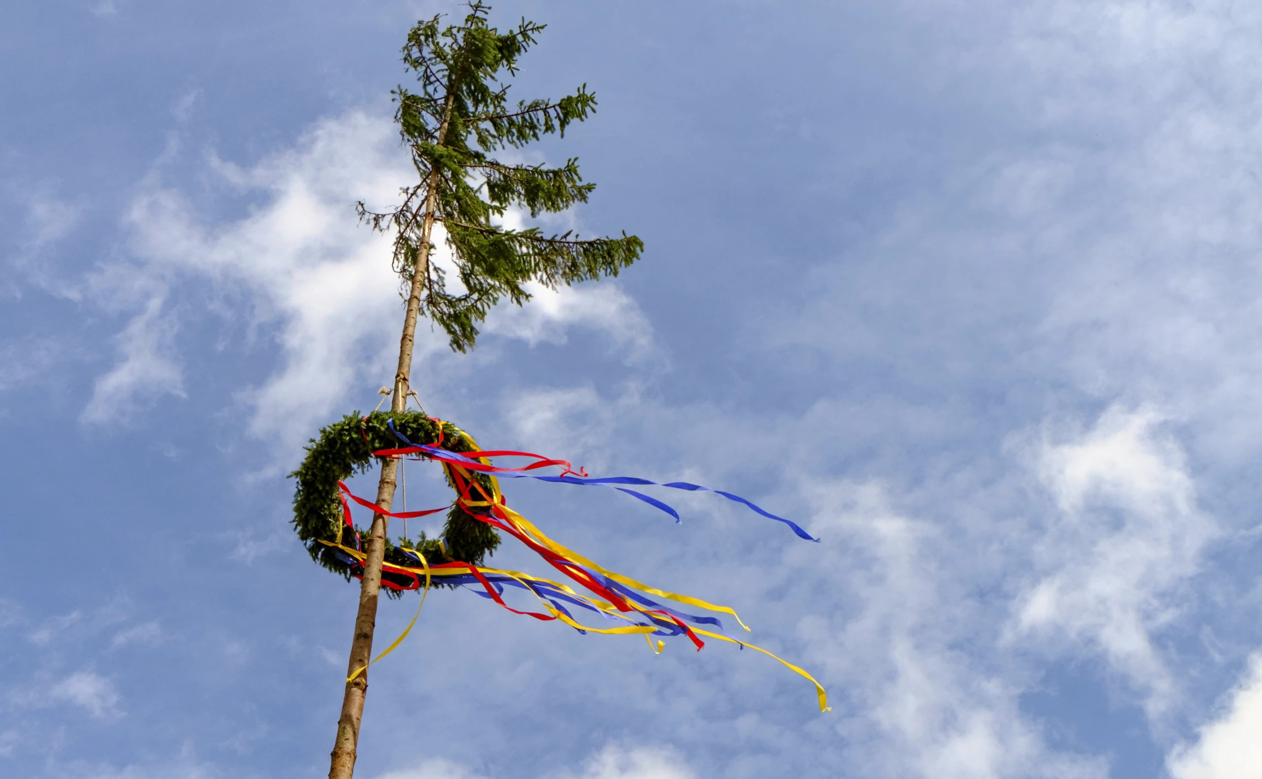 Ist Maibaum-Stehlen oder das Ansägen strafbar?