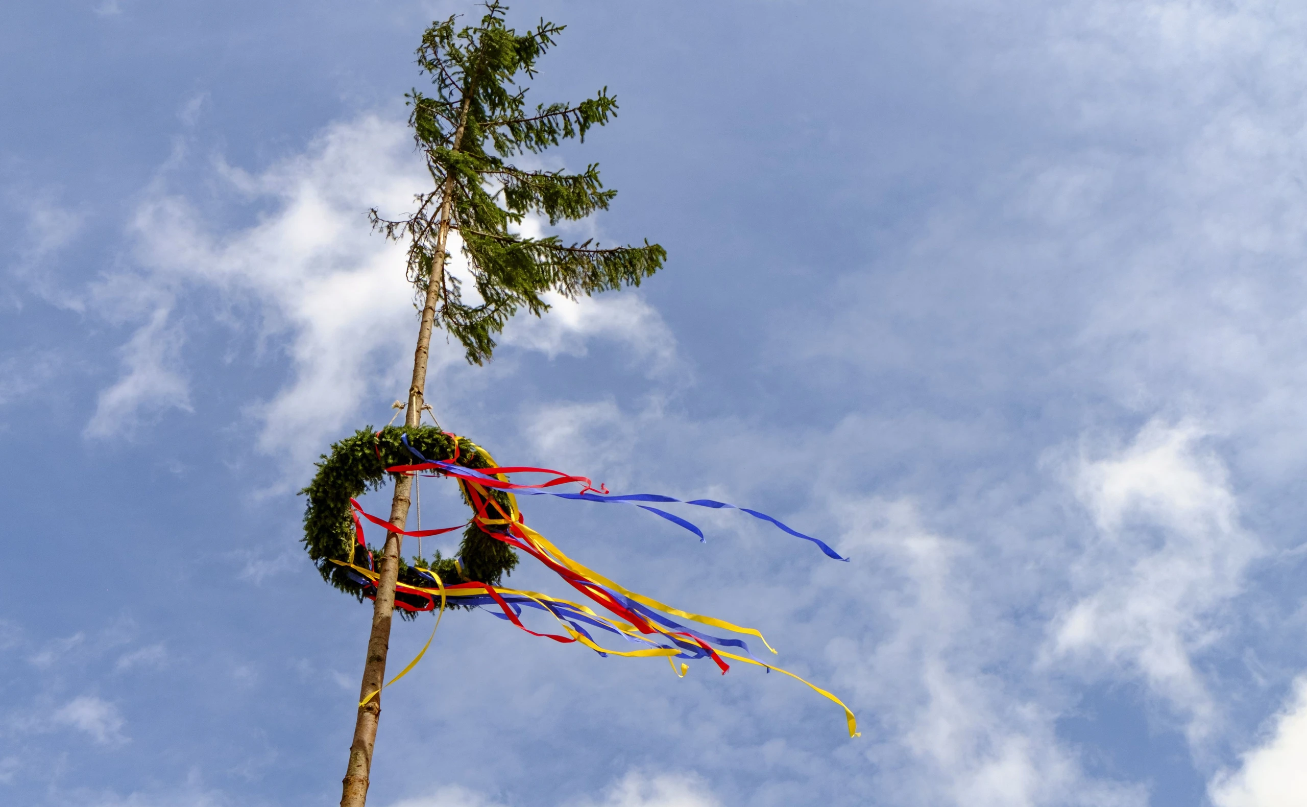 Ist Maibaum-Stehlen oder das Ansägen strafbar?