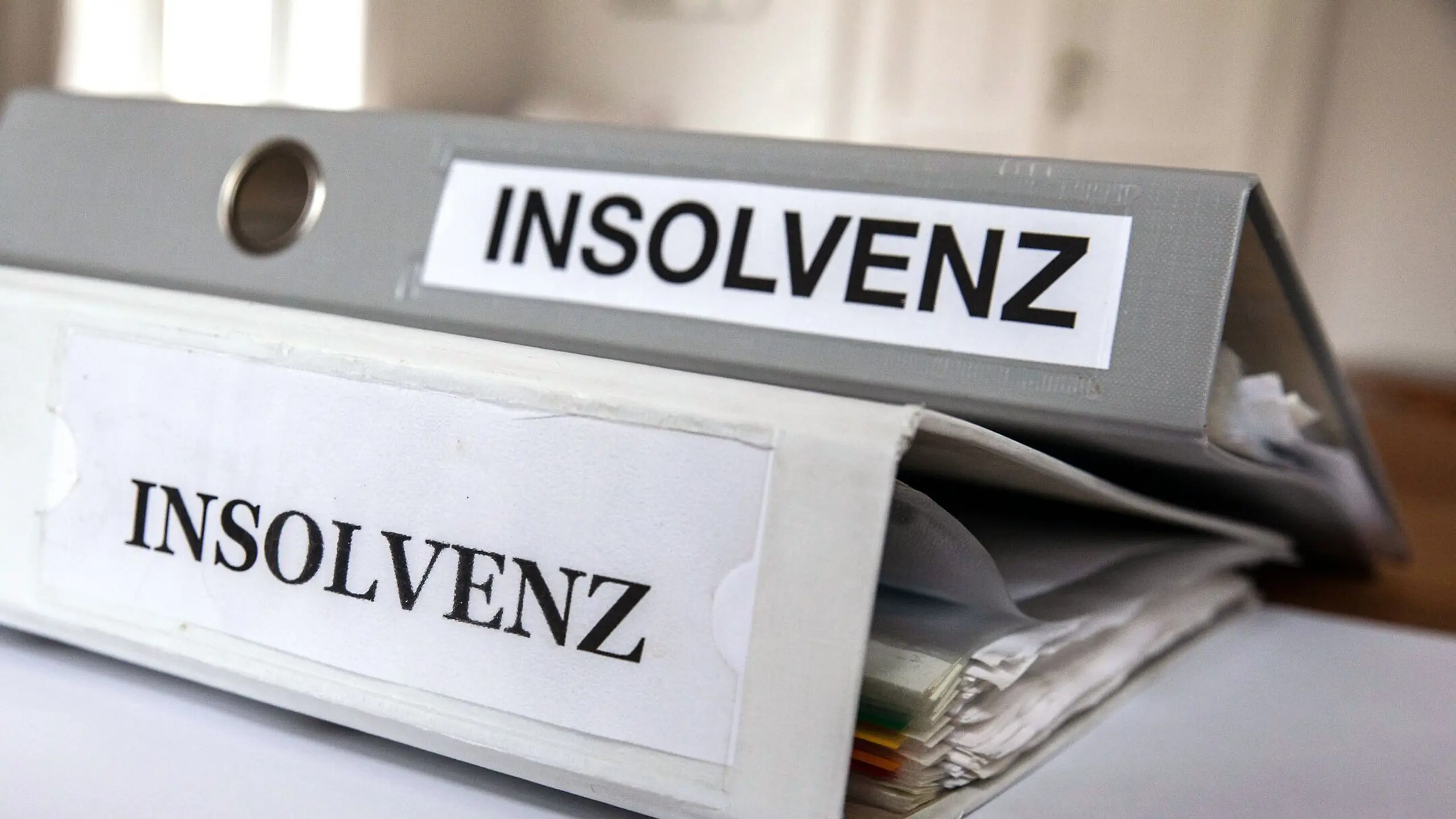 Viele Krisen lasten auf Unternehmen und Haushalten. Die Zahl der Insolvenzen ist da und dort massiv gestiegen.