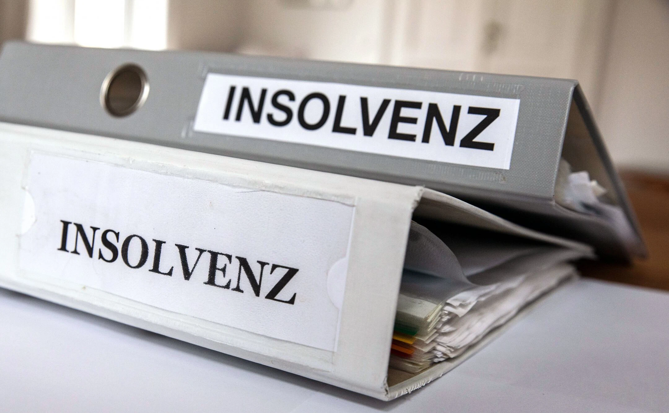 Viele Krisen lasten auf Unternehmen und Haushalten. Die Zahl der Insolvenzen ist da und dort massiv gestiegen.