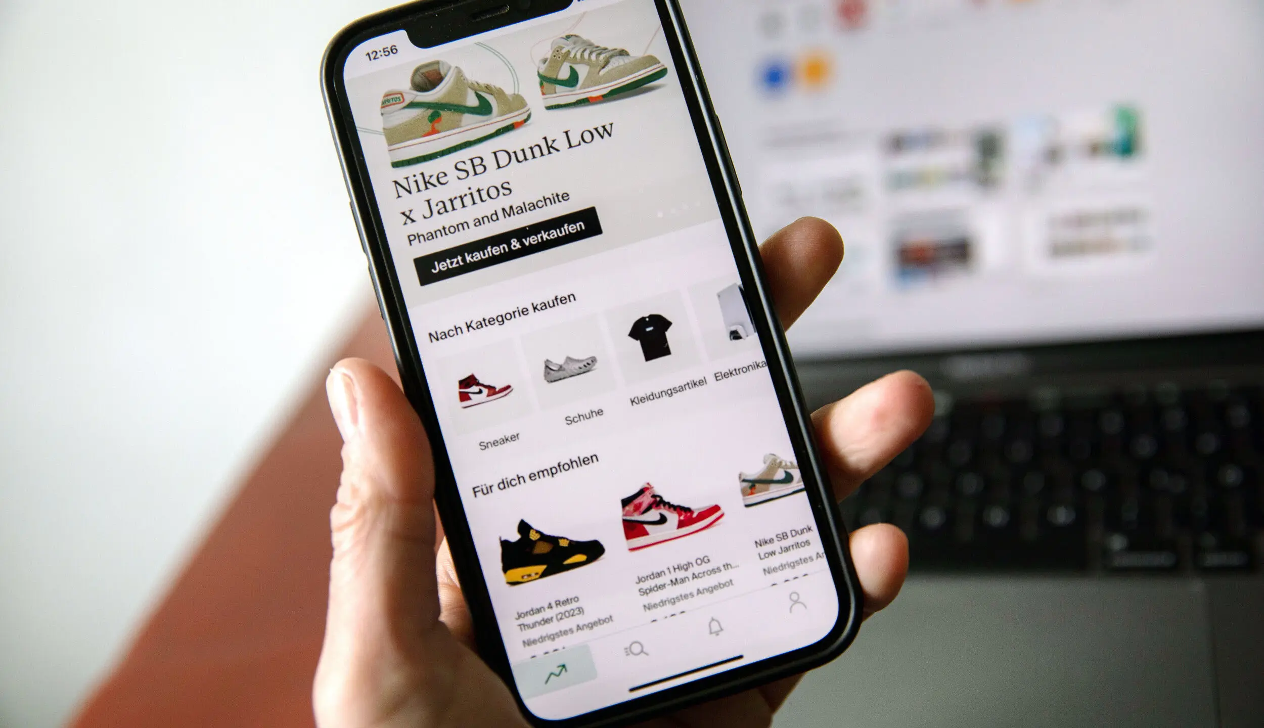 © Elke Mayr StockX auf Smartphone