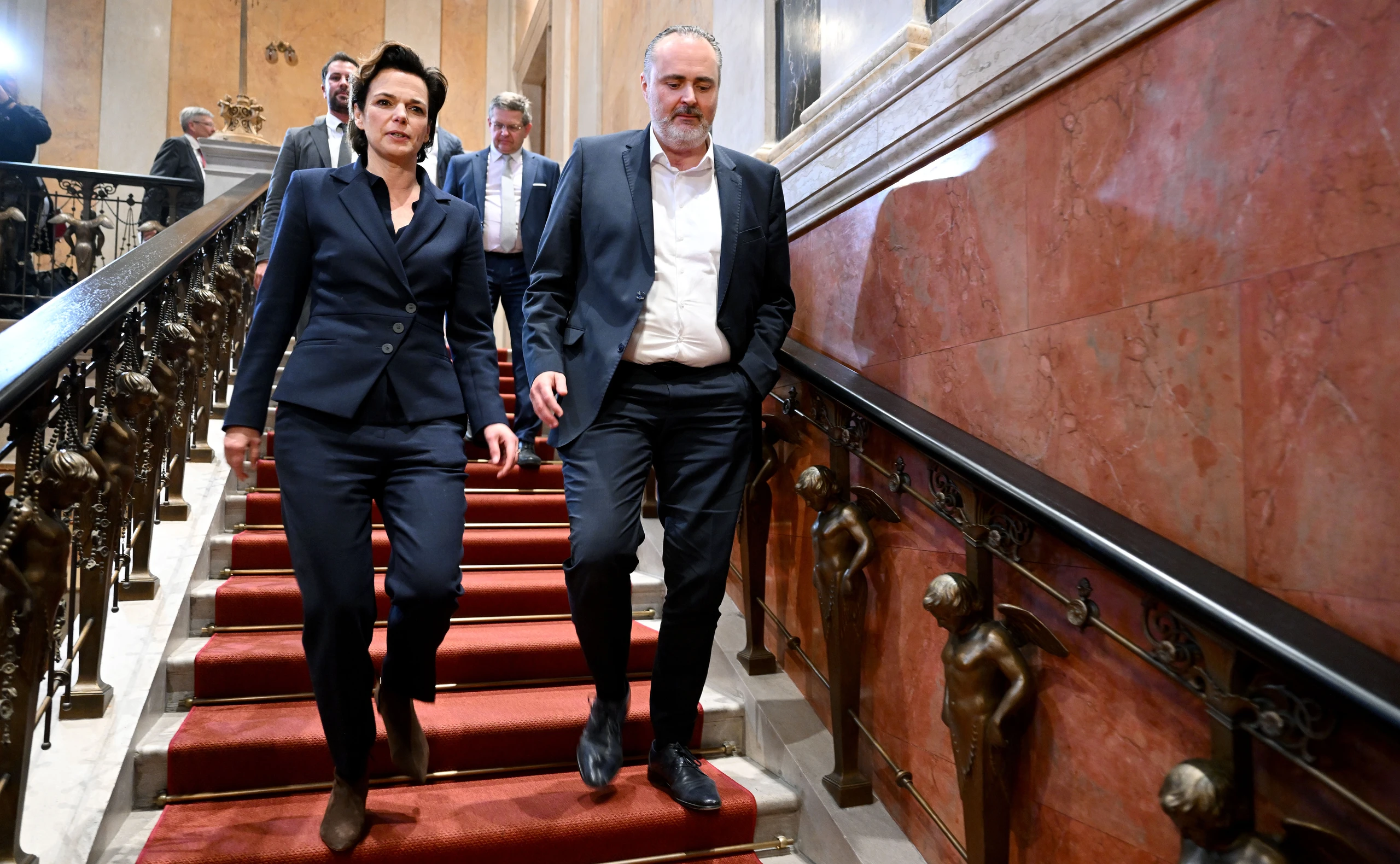 Das Duell um die SPÖ-Parteiführung zwischen Pamela Rendi-Wagner und Hans Peter Doskozil ist offiziell eröffnet.